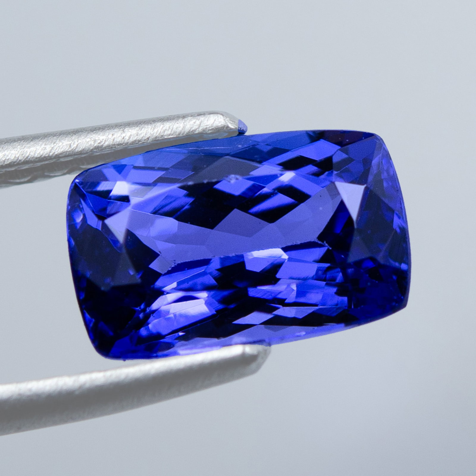 Blue Tanzanite - 2.56 ct - International Gemological Institute (IGI) (1 of 6)