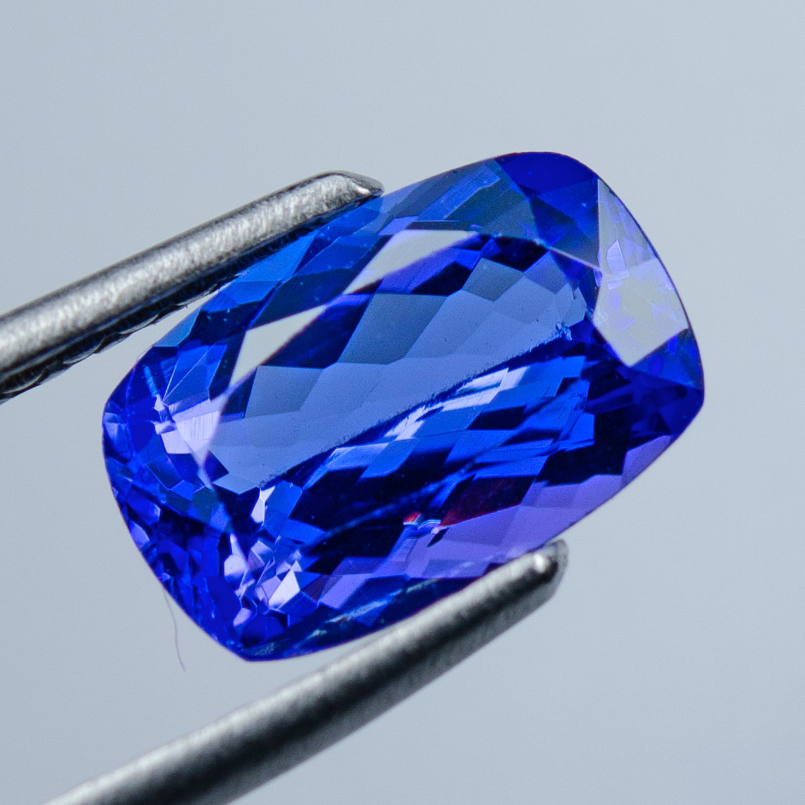 Blue Tanzanite - 2.27 ct - International Gemological Institute (IGI) (1 of 6)