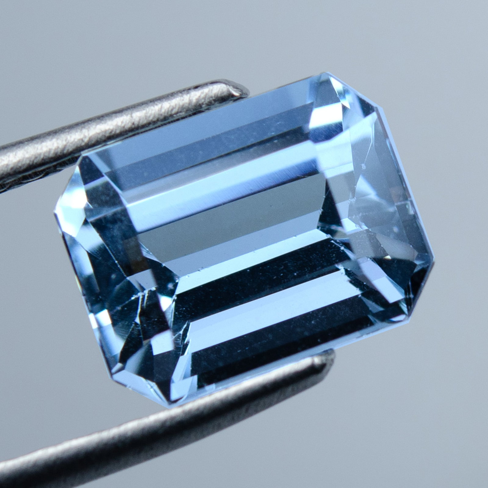 Blue Aquamarine - 2.95 ct - International Gemological Institute (IGI): Blue Aquamarine - 2.95 ct - International Gemological Institute (IGI). Natural 2.95 ct Aquamarine loose gemstone, IGI-certified. Serene sea-blue Aquamarine with excellent transparency and sparkling cl