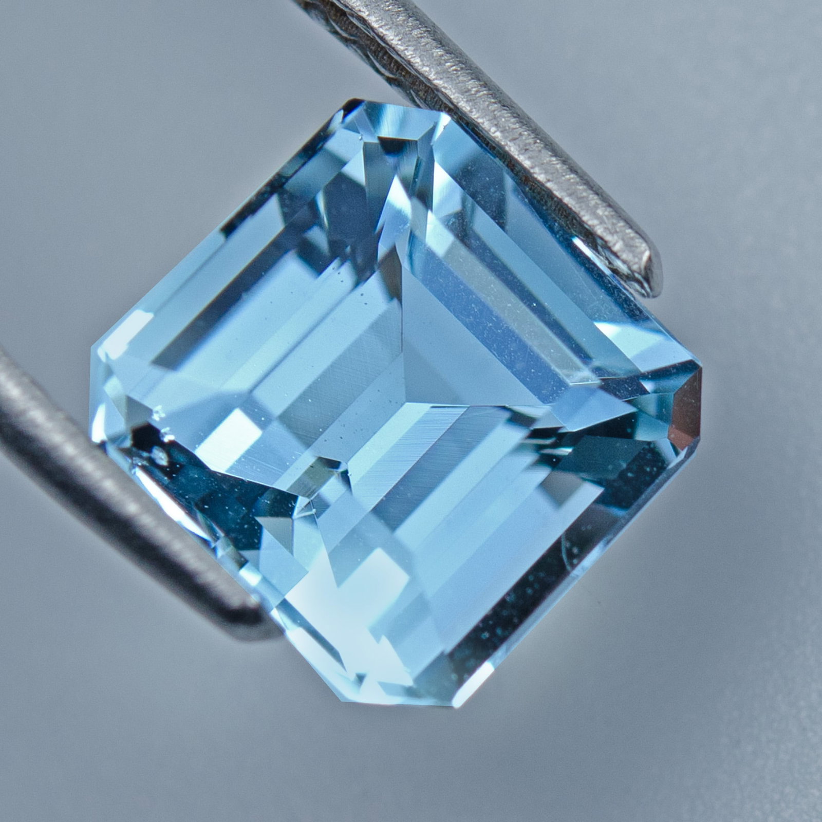 Blue Aquamarine - 3.05 ct - International Gemological Institute (IGI): Blue Aquamarine - 3.05 ct - International Gemological Institute (IGI). Natural 3.05 ct Aquamarine loose gemstone, IGI-certified. Serene sea-blue Aquamarine with excellent transparency and sparkling cl
