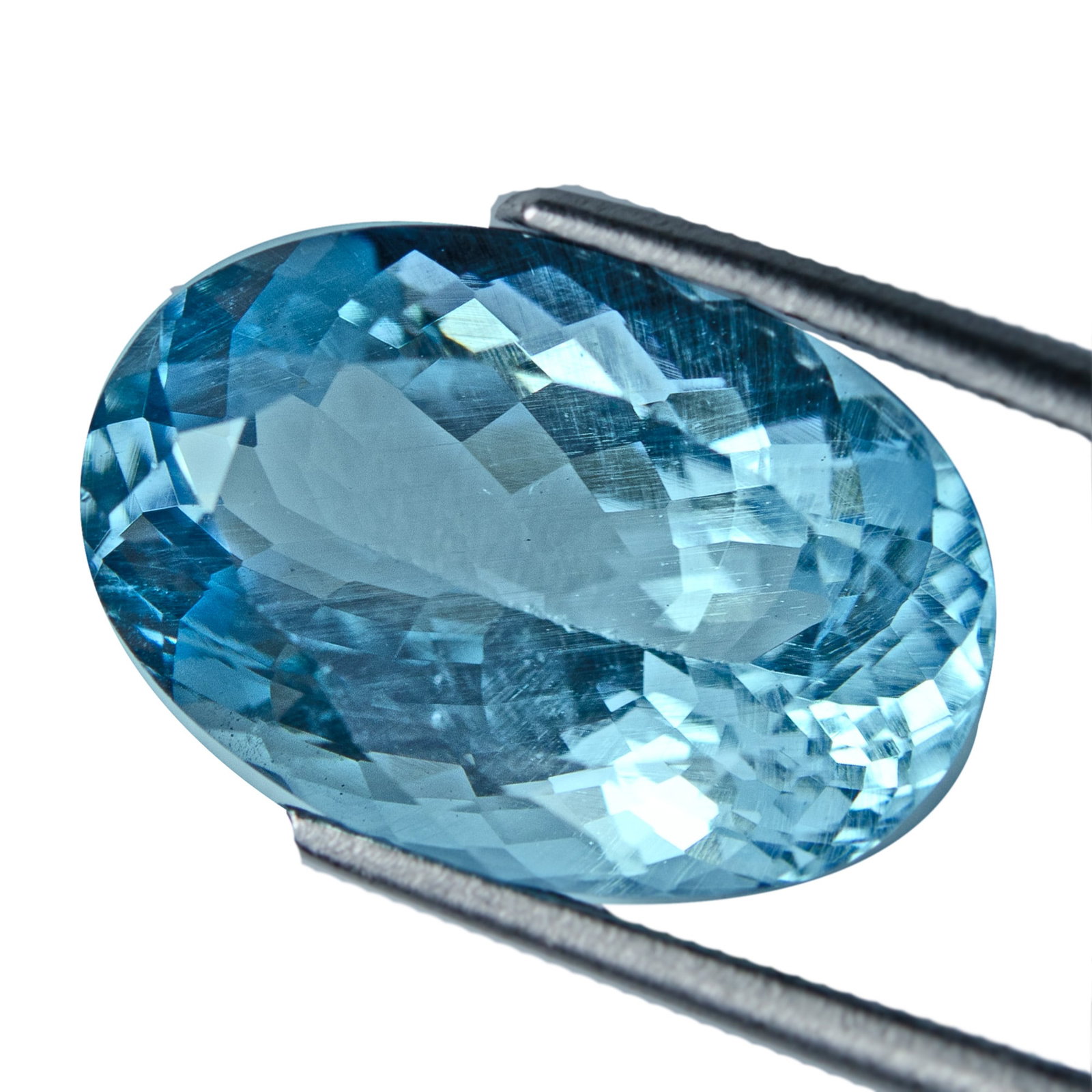 Blue Aquamarine - 8.38 ct - International Gemological Institute (IGI): Blue Aquamarine - 8.38 ct - International Gemological Institute (IGI). Natural 8.38 ct Aquamarine loose gemstone, IGI-certified. Serene sea-blue Aquamarine with excellent transparency and sparkling cl