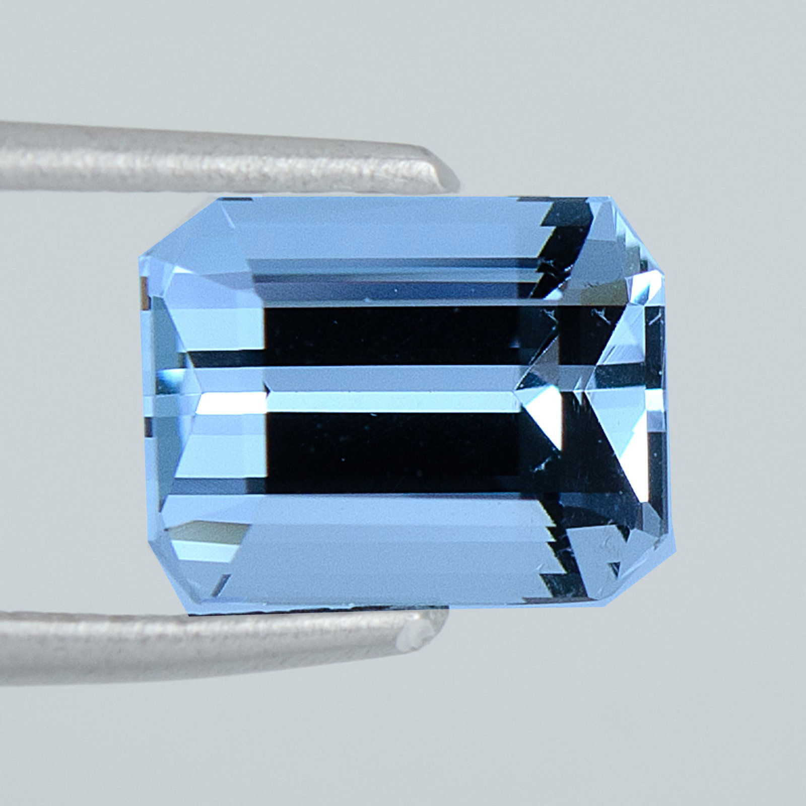 Blue Aquamarine - 2.41 ct - International Gemological Institute (IGI): Blue Aquamarine - 2.41 ct - International Gemological Institute (IGI). Natural 2.41 ct Aquamarine loose gemstone, IGI-certified. Serene sea-blue Aquamarine with excellent transparency and sparkling cl