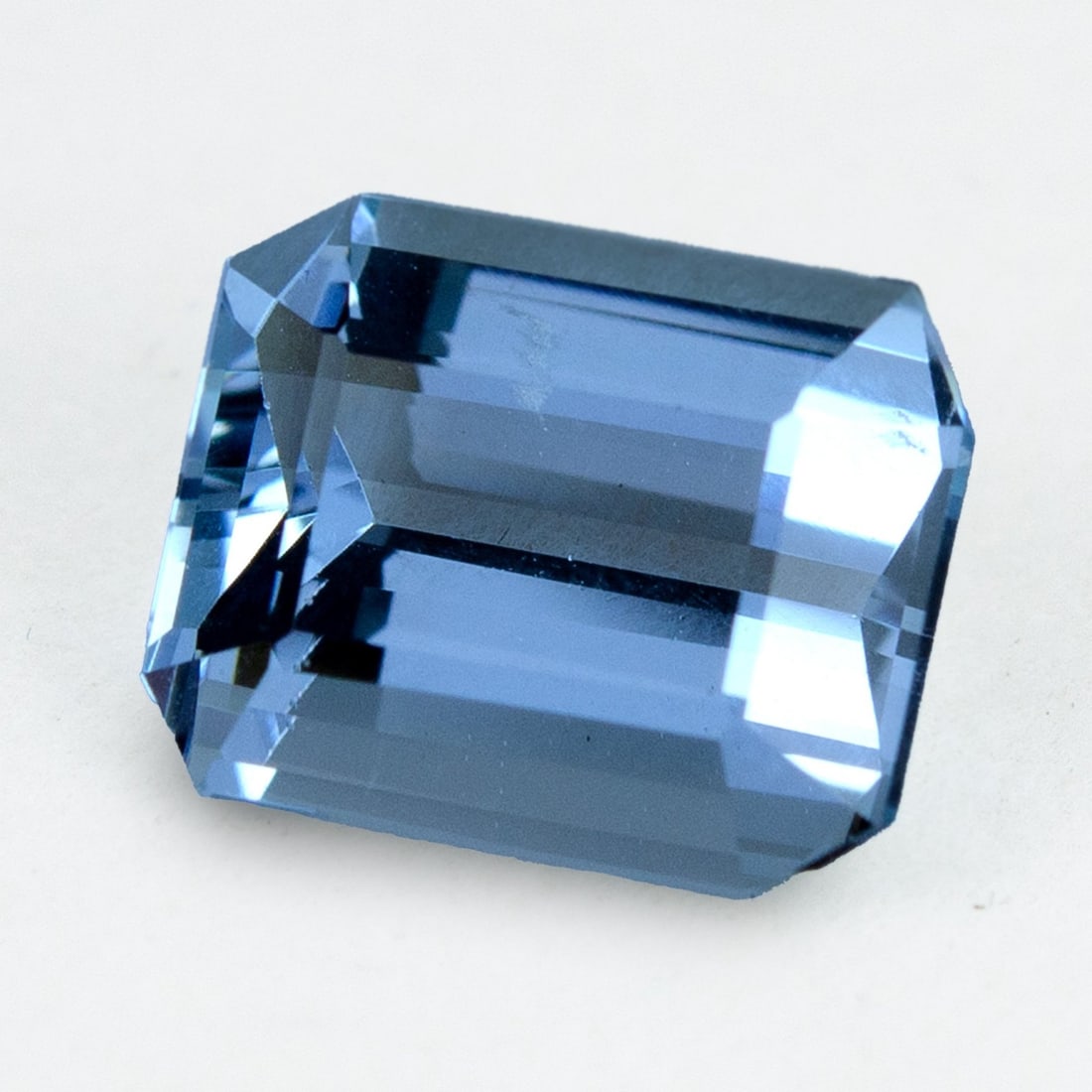 Aquamarine - 4.09 ct - International Gemological Institute (IGI): Aquamarine - 4.09 ct - International Gemological Institute (IGI). Natural 4.09 ct Aquamarine loose gemstone, IGI-certified. Serene sea-blue Aquamarine with excellent transparency and sparkling clarity