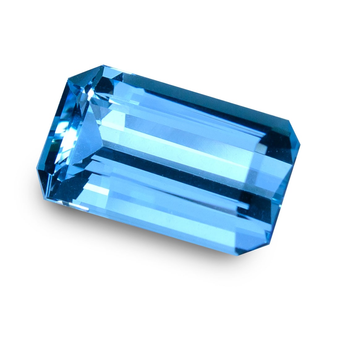 Blue Aquamarine - 4.84 ct - International Gemological Institute (IGI): Blue Aquamarine - 4.84 ct - International Gemological Institute (IGI). Natural 4.84 ct Aquamarine loose gemstone, IGI-certified. Serene sea-blue Aquamarine with excellent transparency and sparkling cl