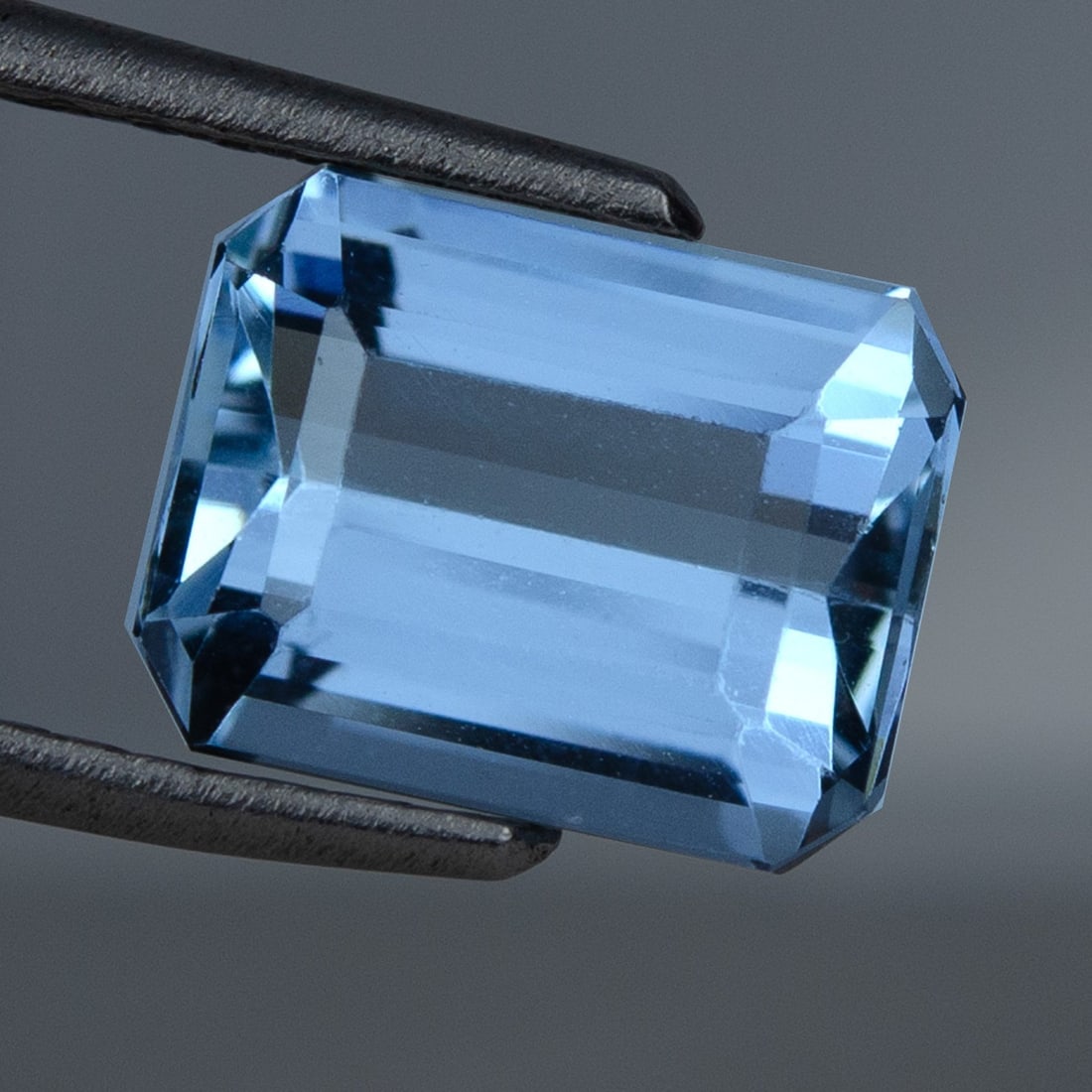 Aquamarine - 2.64 ct - International Gemological Institute (IGI): Aquamarine - 2.64 ct - International Gemological Institute (IGI). Natural 2.64 ct Aquamarine loose gemstone, IGI-certified. Serene sea-blue Aquamarine with excellent transparency and sparkling clarity