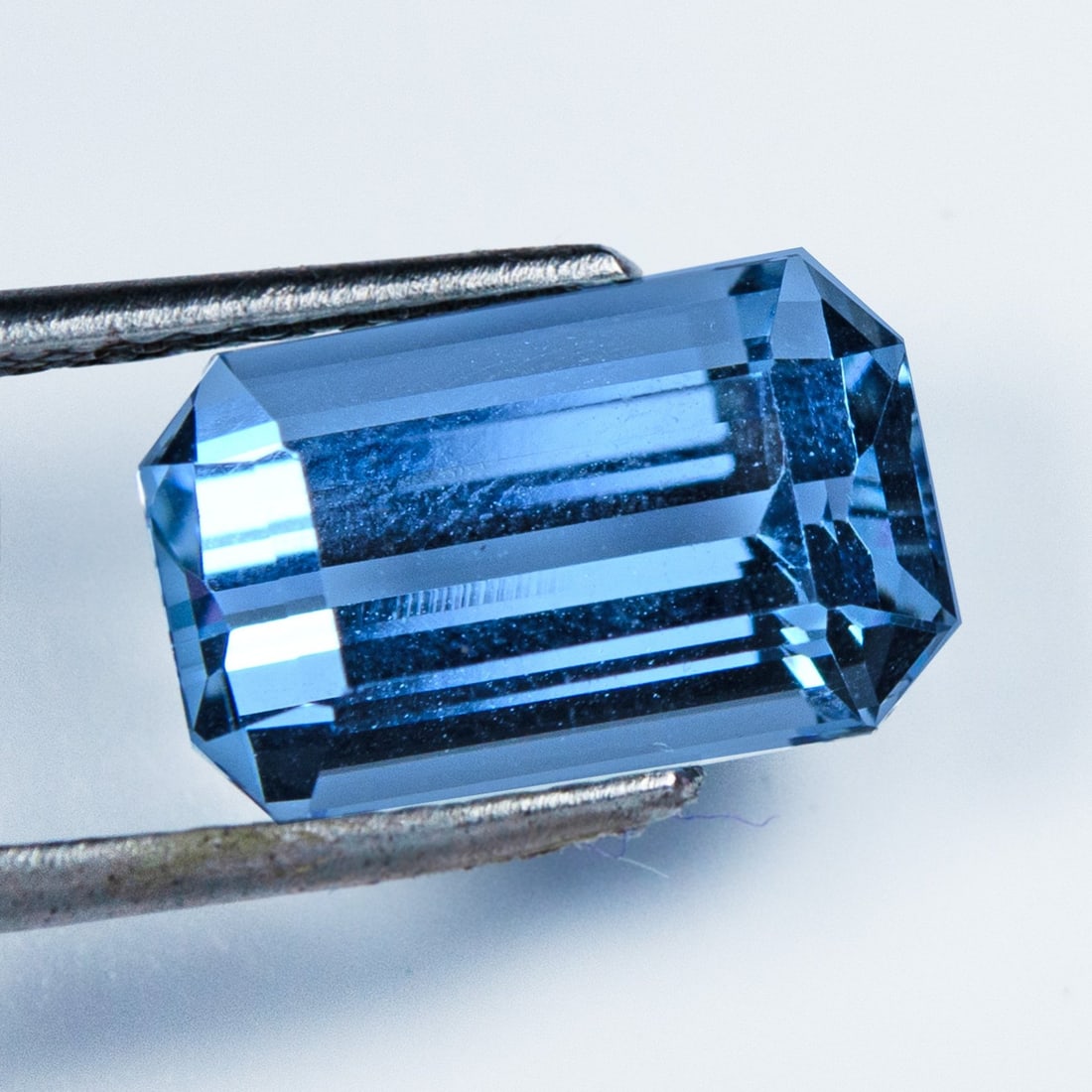 Blue Aquamarine - 6.30 ct - International Gemological Institute (IGI): Blue Aquamarine - 6.30 ct - International Gemological Institute (IGI). Natural 6.30 ct Aquamarine loose gemstone, IGI-certified. Serene sea-blue Aquamarine with excellent transparency and sparkling cl