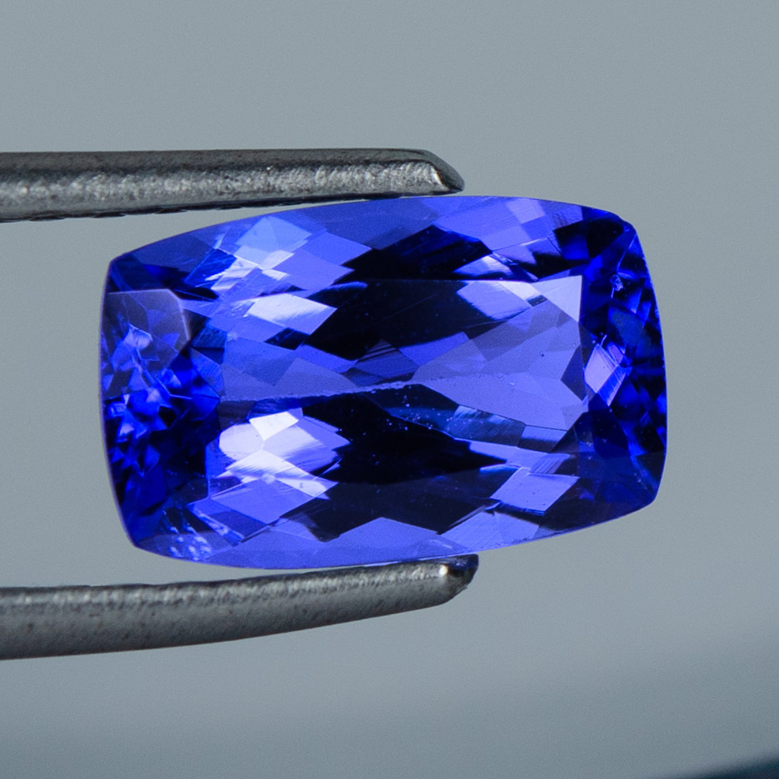 Blue, Violet Tanzanite - 2.32 ct - International Gemological Institute (IGI) (1 of 5)