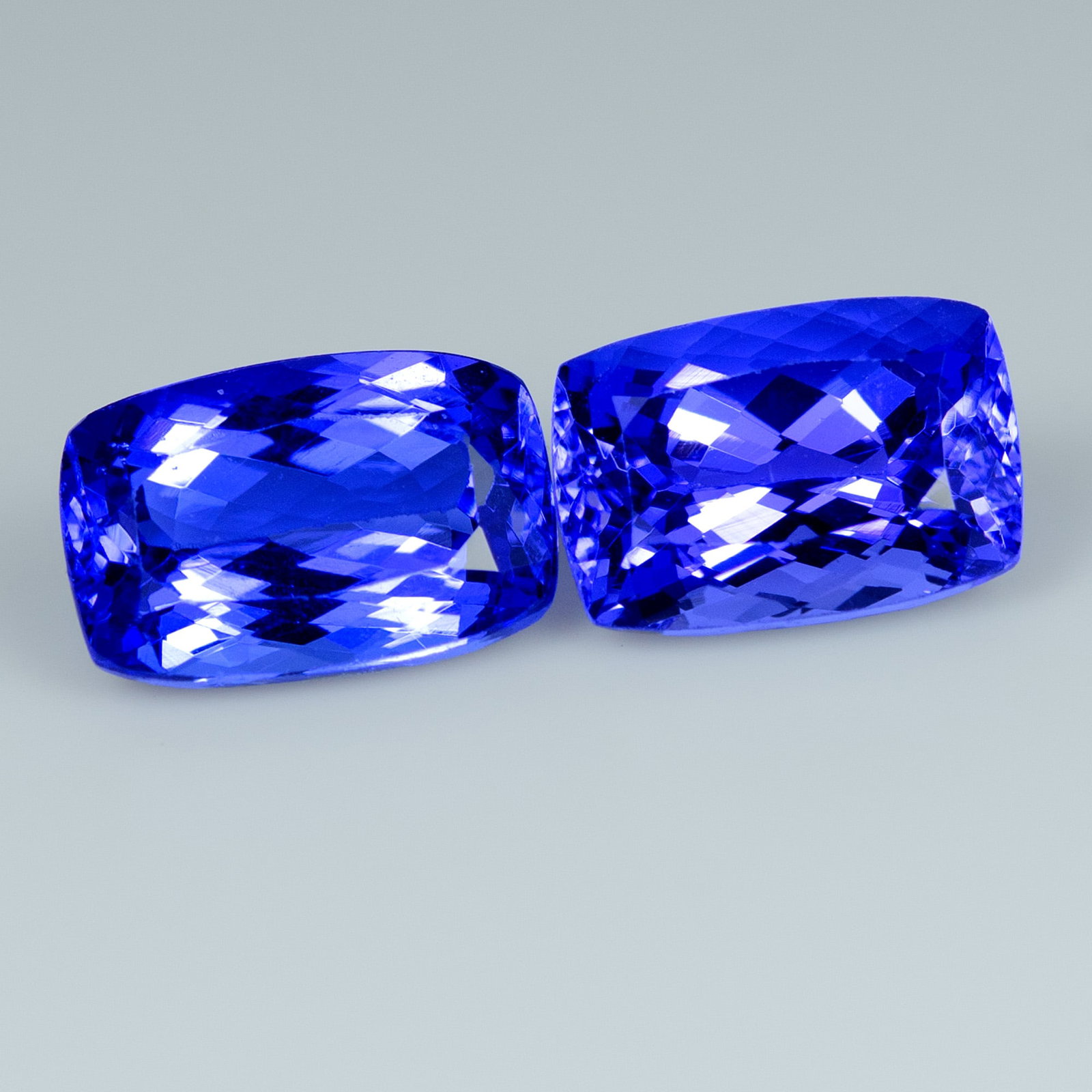2 pcs Blue Tanzanite - 5.55 ct - International Gemological Institute (IGI) (1 of 7)