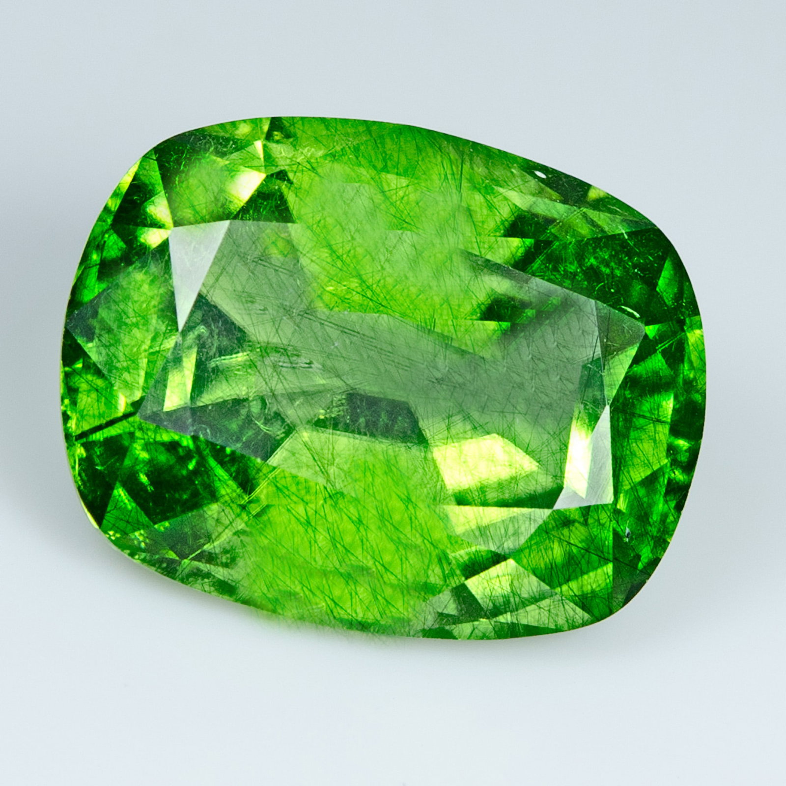 Green Peridot - 19.025 ct - Bellerophon Gemlab: Natural 19.025 ct Peridot loose gemstone, Bellerophon-certified. Vivid olive-green Peridot with excellent transparency and natural brilliance. Ideal for custom gold or silver ring settings, pendants, 