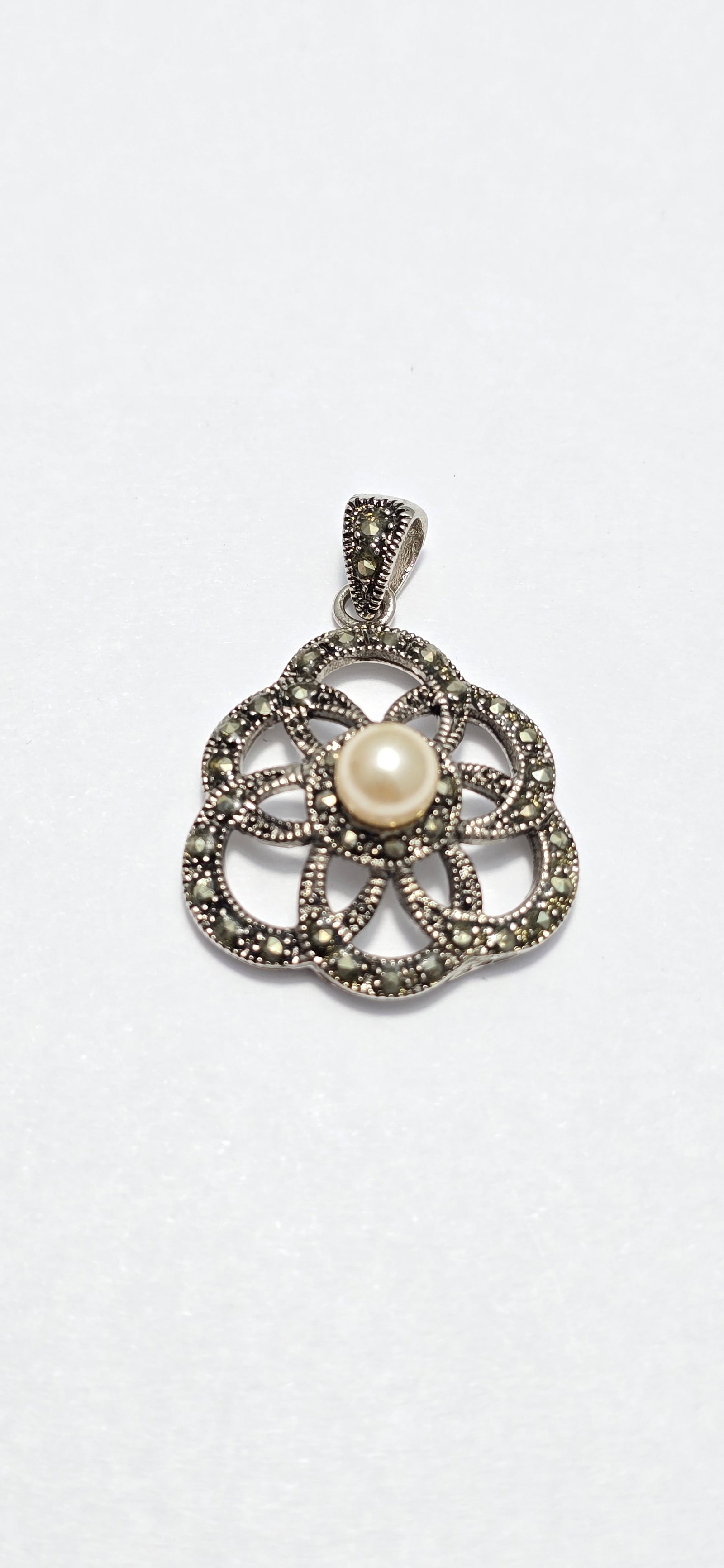 Pearl Pendant made with copper and Brass surronded by gemstone: Pearl Pendant made with copper and Brass surronded by gemstone. Natural certified gemstone. Ideal for fine jewelry settings and gemstone collectors. Buy certified natural pearl pendant made with coppe