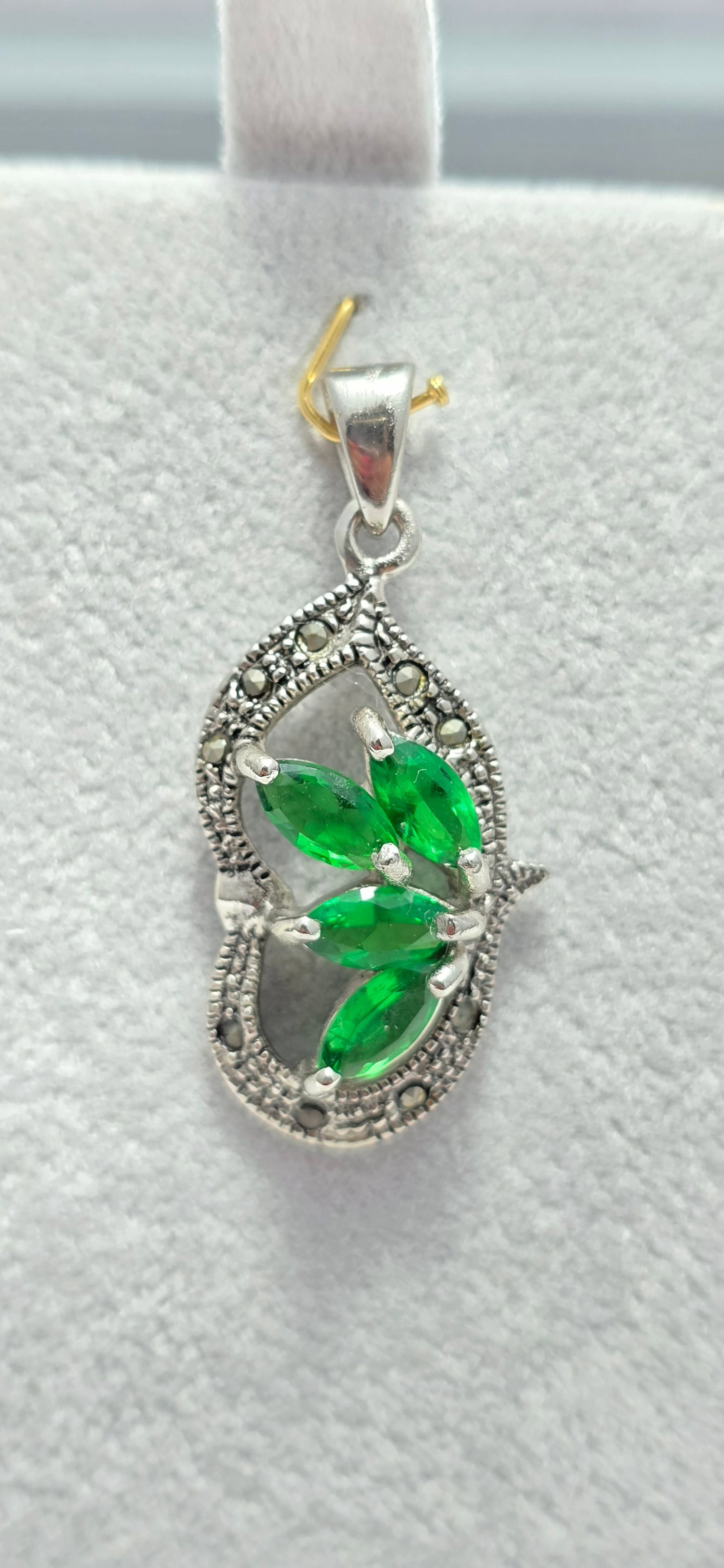 Green Garent pendant with natural zircon made with copper and brass: Green Garent pendant with natural zircon made with copper and brass. Natural certified gemstone. Ideal for fine jewelry settings and gemstone collectors. Buy certified natural green garent pendant wit