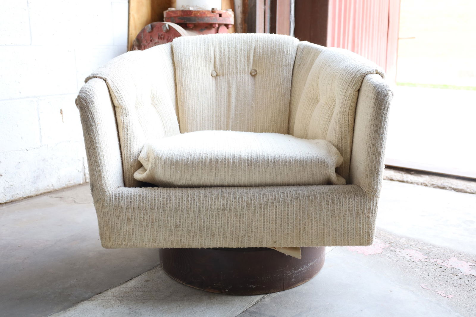 Milo Baugnman Style Swivel Chair: Authentic mid-century modern swivel chair in the style of Milo Baughman. Features a clean, sculptural silhouette with a solid wood base and smooth swivel action. The chair retains its original upholst