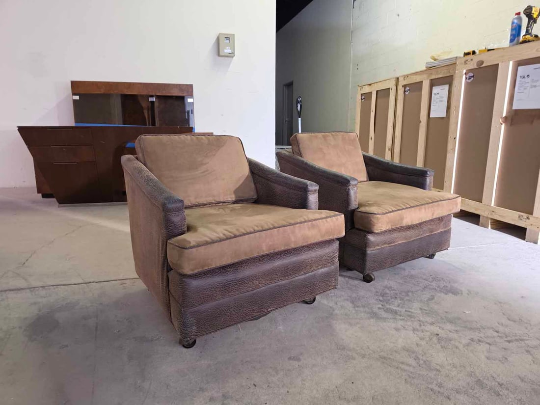 1970s Vintage Lounge Chairs in the Style of Harvey Probber: Stylish pair of 1970s vintage lounge chairs in the style of Harvey Probber, featuring the soft curves and sculptural form typical of high-end modern design from the era. These chairs sit on casters, m