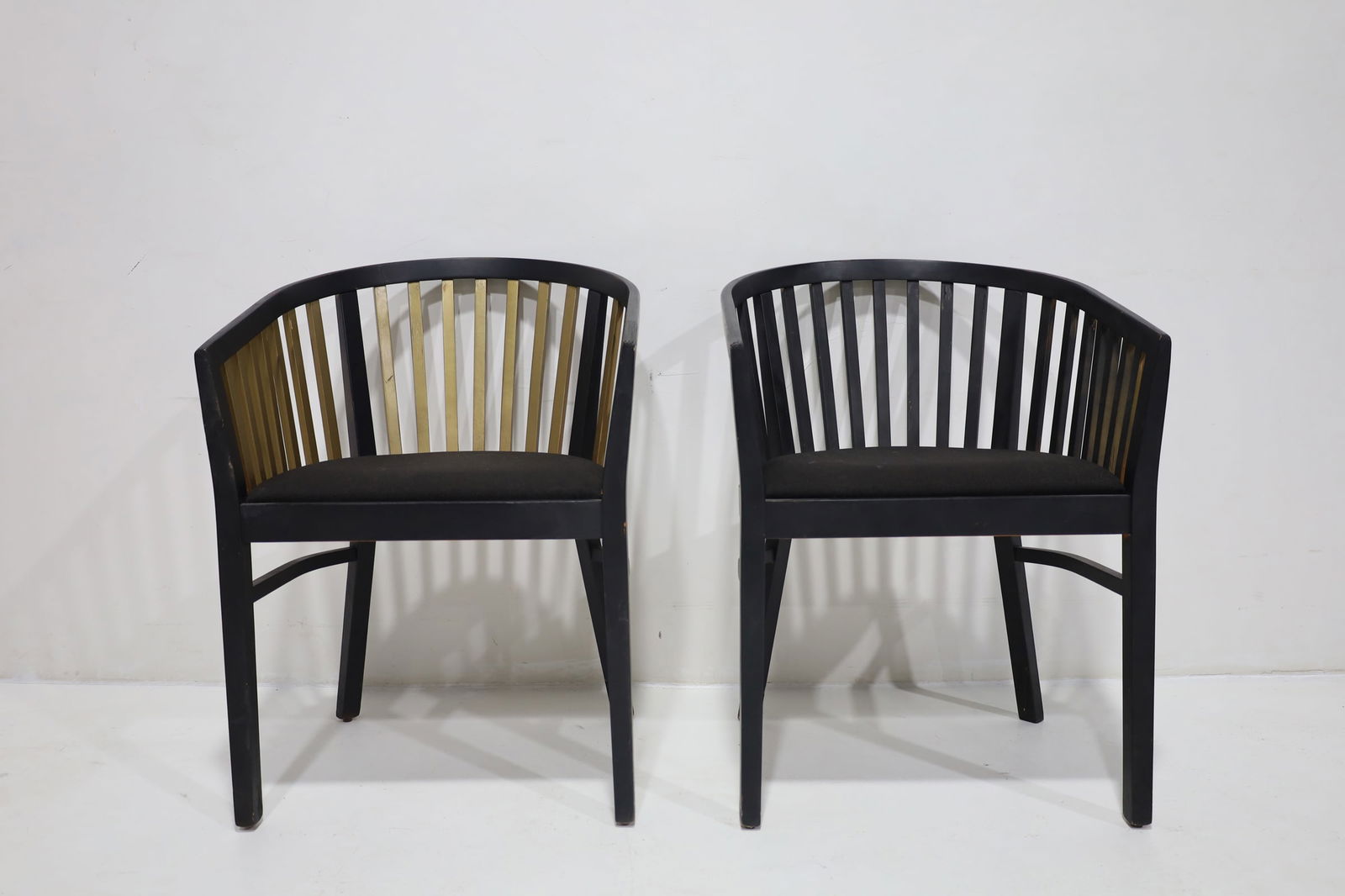 Pair of Herman Miller Side Chairs: Chairs have a rounded back with slats and cushion seats