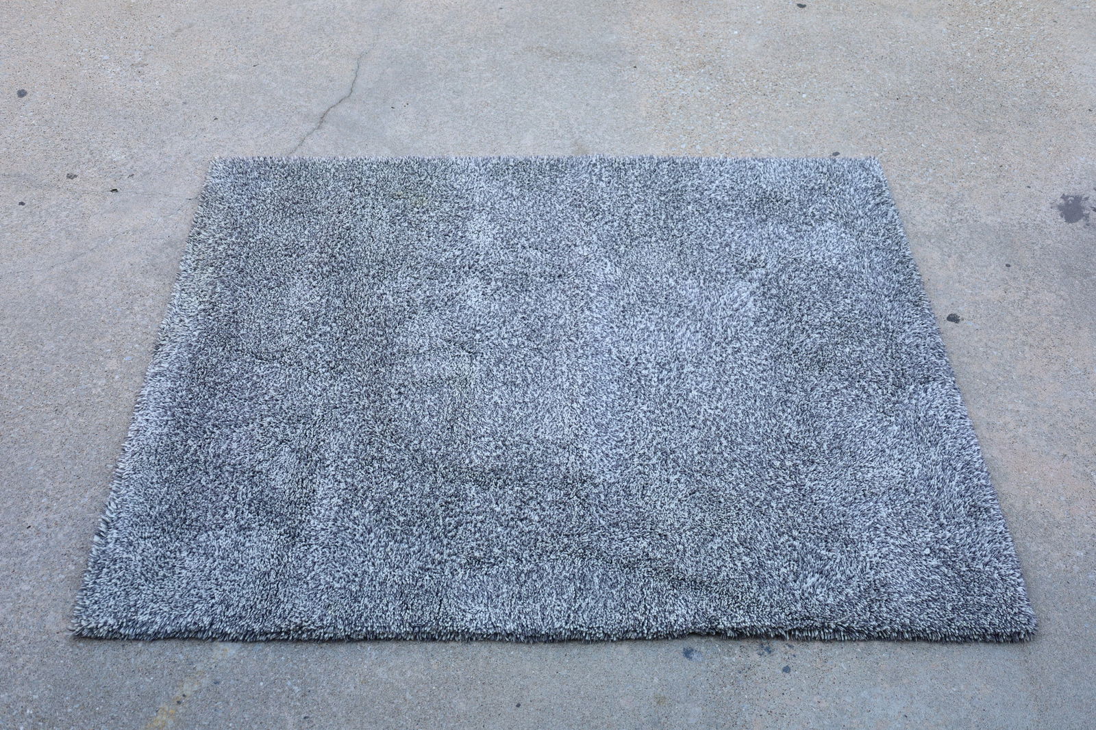 Tibetano Gray Shag Wool Rug, very dense: High quality gray and white shag rug by Tibetano