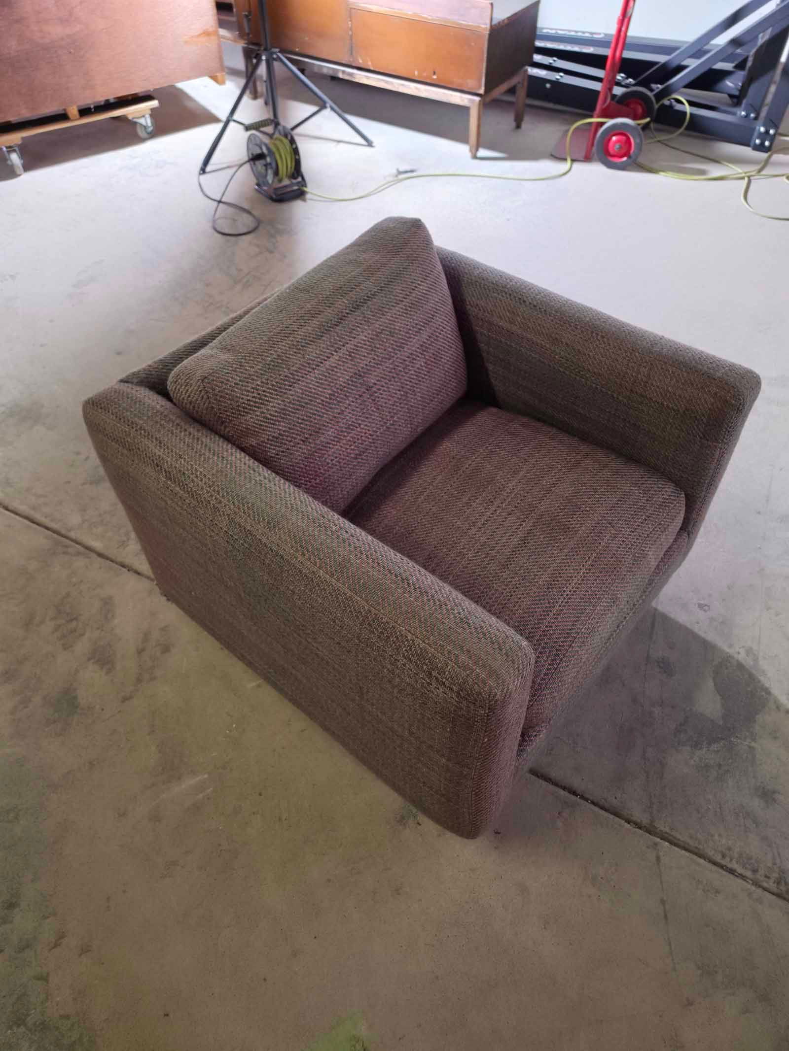 Vintage Cube Lounge Chair in the Style of Milo Baughman: Vintage cube lounge chair in the style of Milo Baughman, featuring the classic mid-century modern cube form with a wood base. The clean lines and structured silhouette are characteristic of Baughman-i