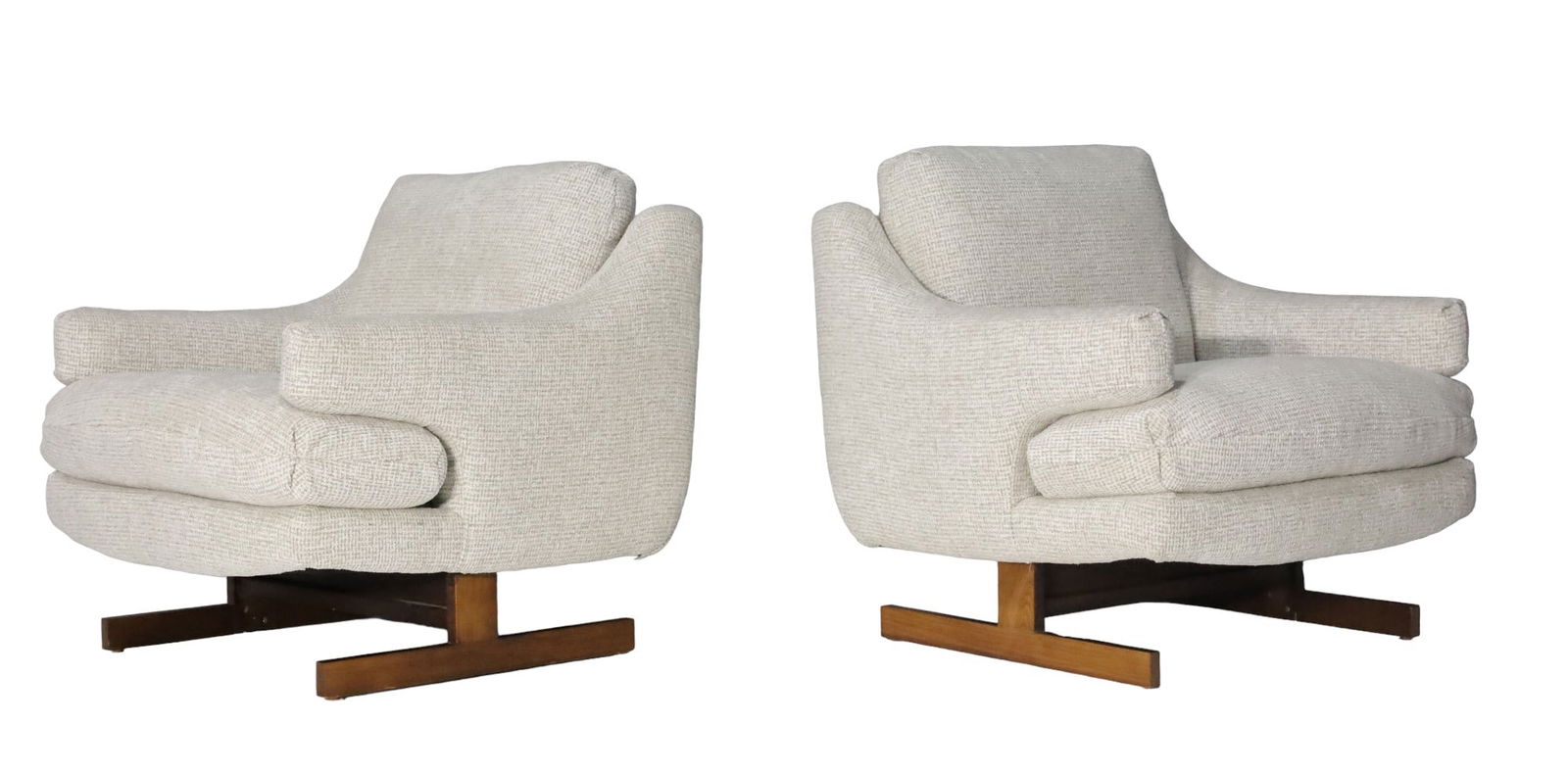 Milo Baughman Style Lounge Chairs with T-Leg Walnut Base and New Upholstery: Milo Baughman Style Lounge Chairs by O.B. Solie for Bernhardt/Flai. Expertly crafted with a T-leg walnut base, these chairs exude timeless mid-century modern elegance. The new high-quality chenille up