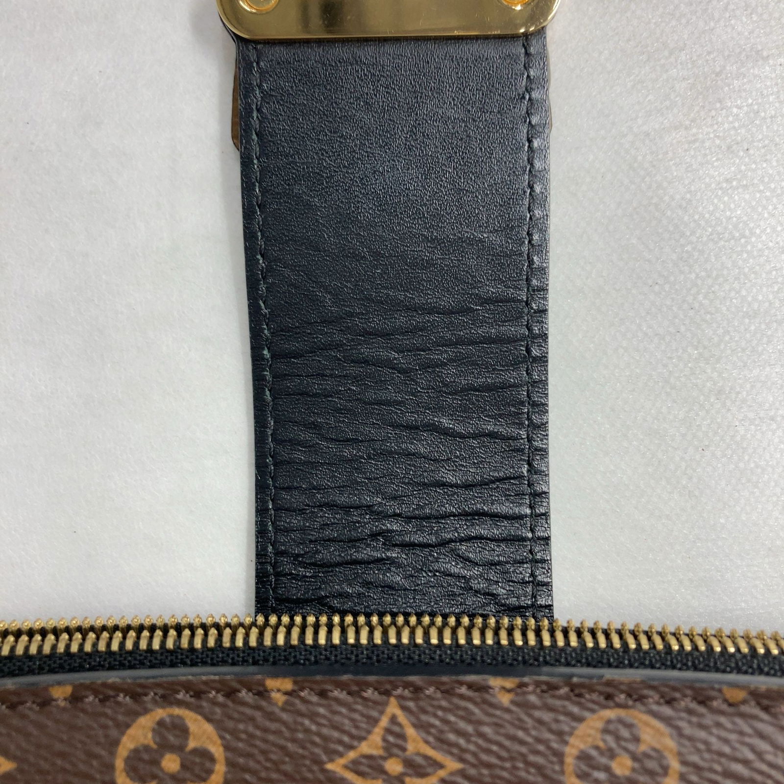 Louis Vuitton Handbag - 7