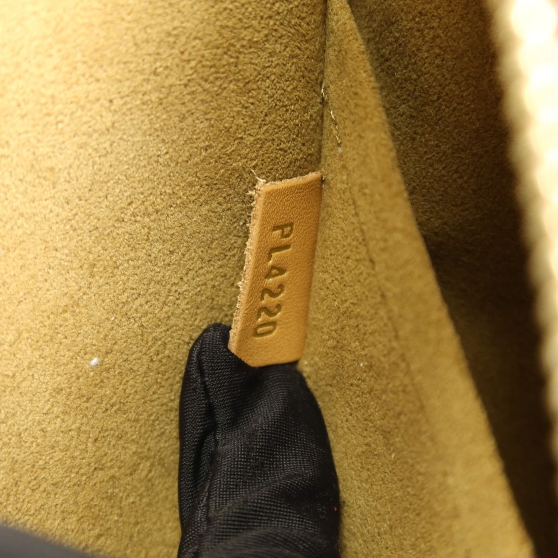 Louis Vuitton Handbag - 7