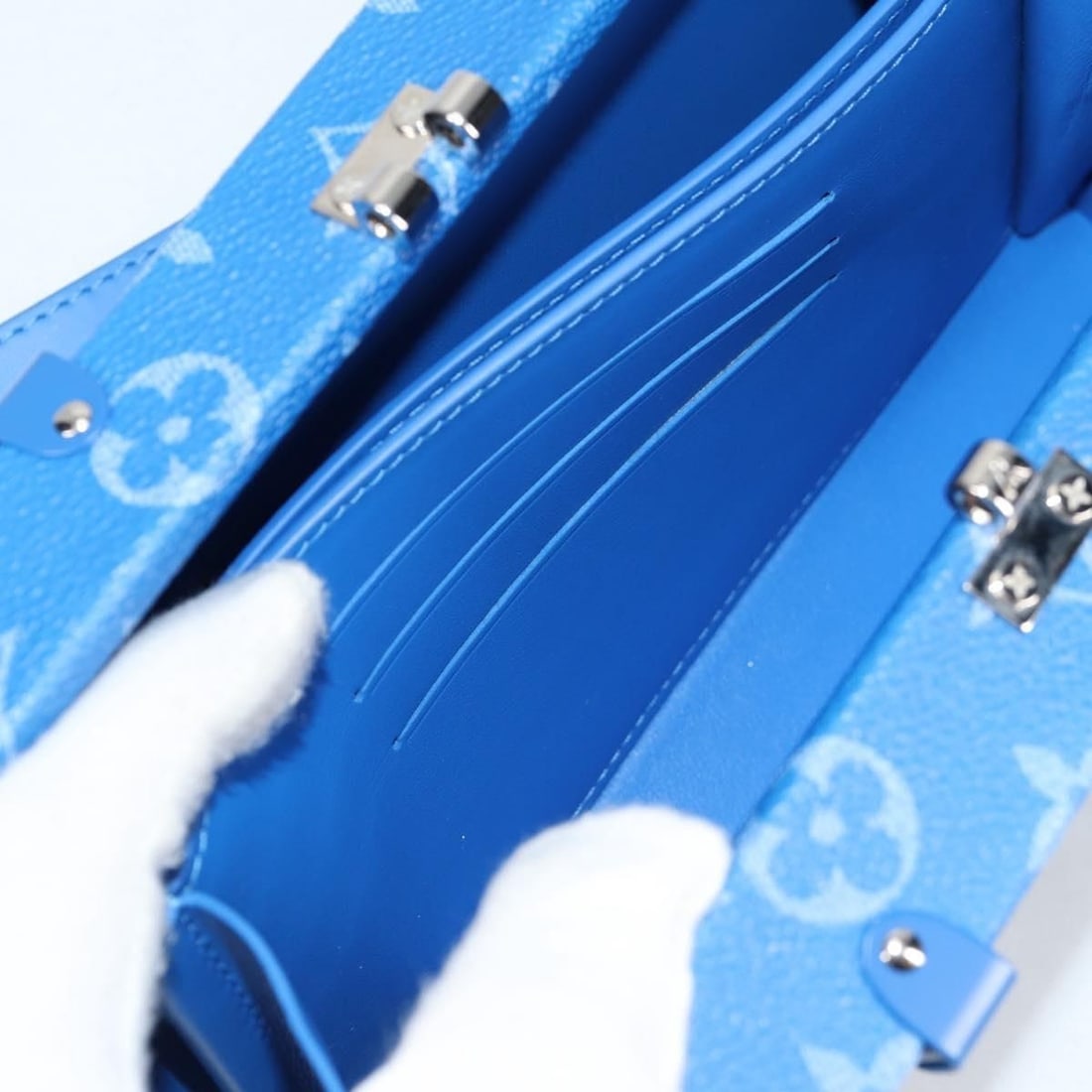 Louis Vuitton Handbag - 18