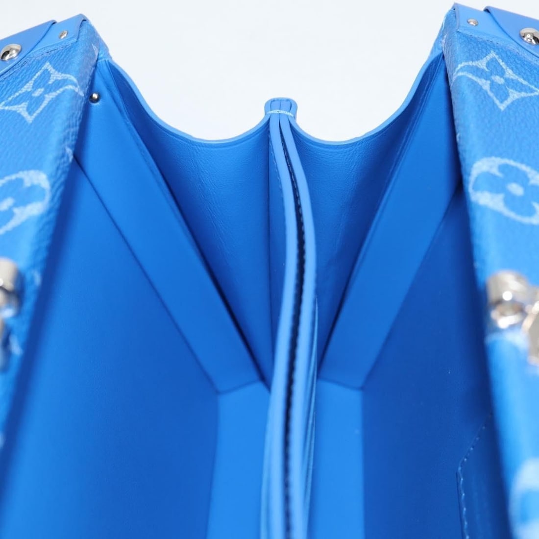 Louis Vuitton Handbag - 20