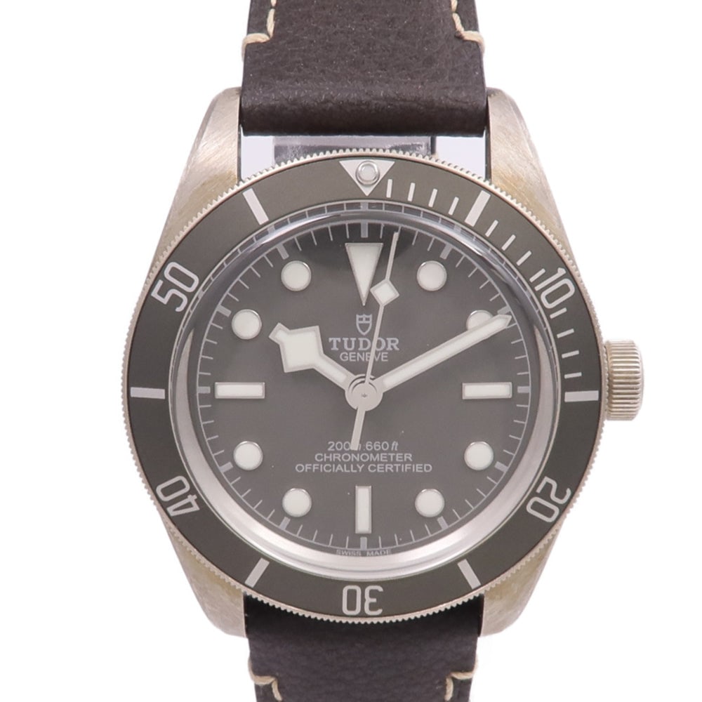Tudor Black Bay 58 925 Automatic: Gray automatic watch in Sterling Silver 925 with leather belt and rubber strap. Includes storage box, guarantee, and case. 39mm case, fits 14-19cm wrist.