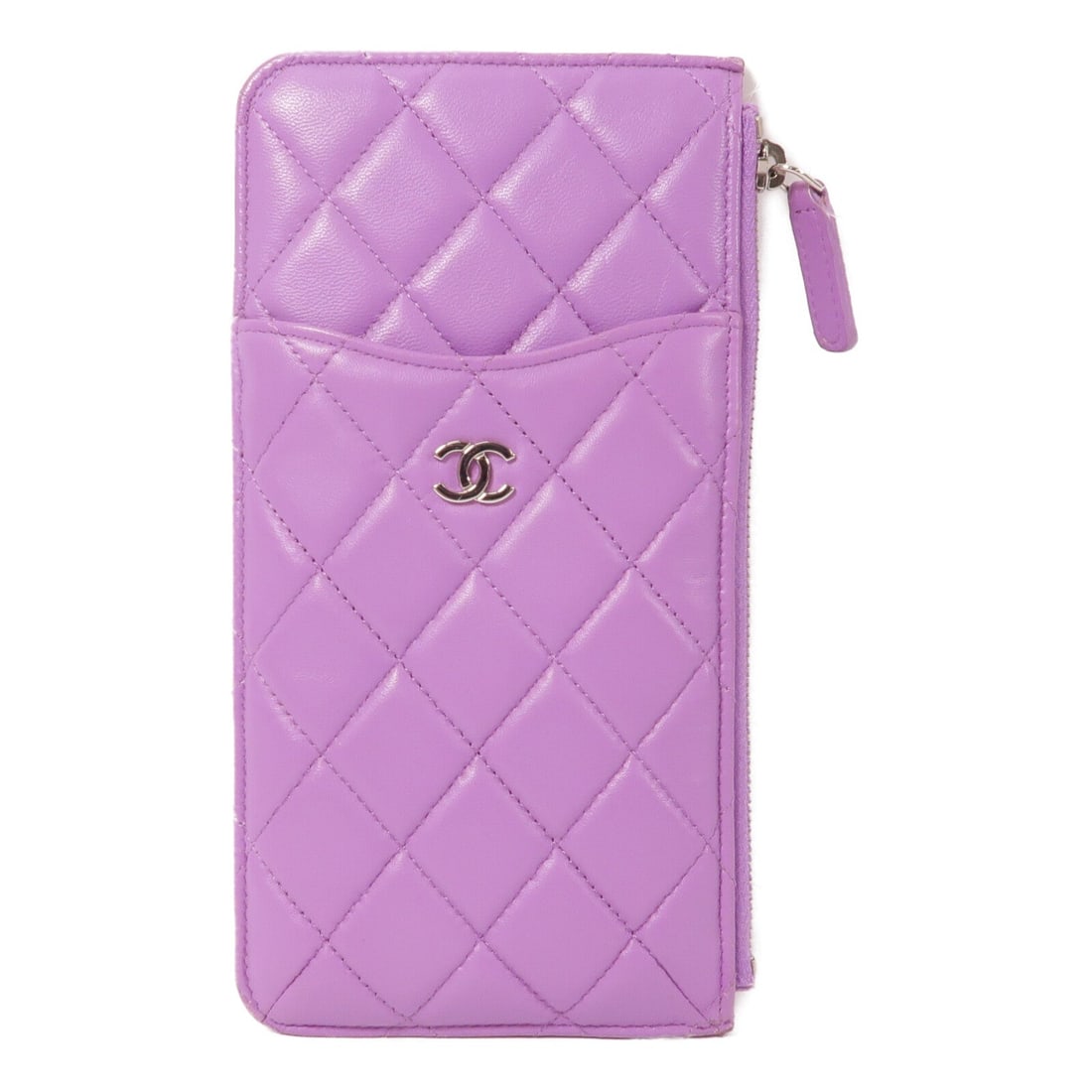 Chanel Lambskin Pouch Purple: CC pouch in purple lambskin with silver-tone hardware. Includes hologram sticker and guarantee. Size 10 x 20 x 1 cm.