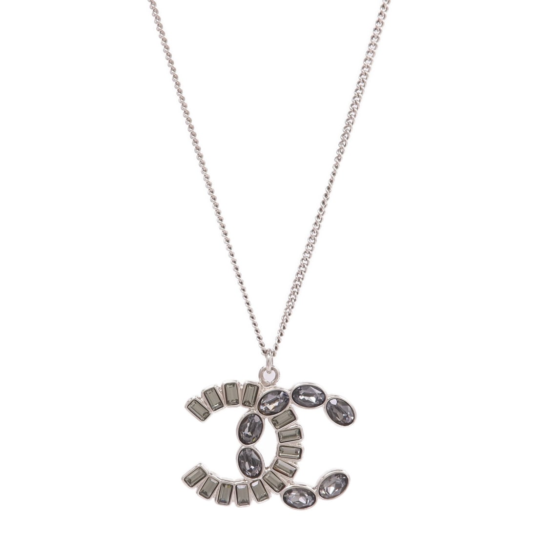 Chanel CC Metal Silver Necklace: CC necklace in silver tone metal.