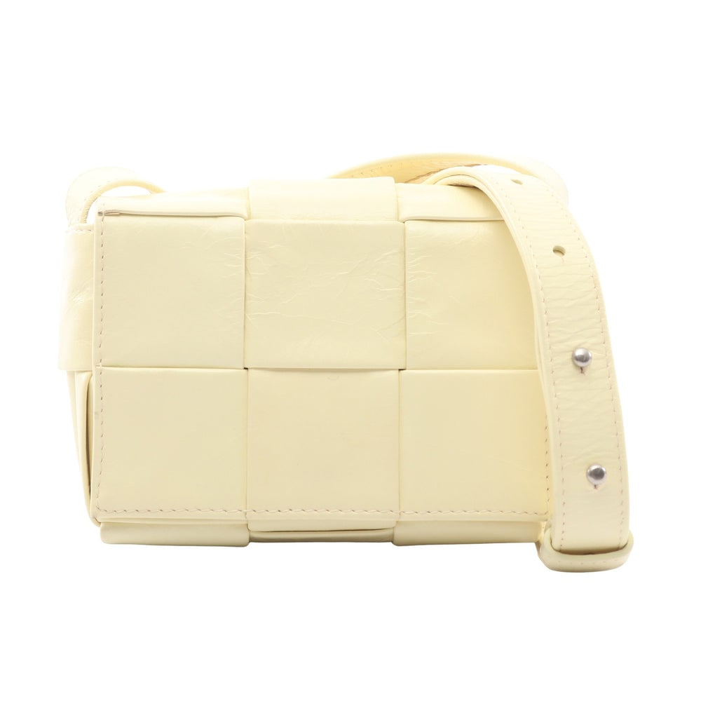 Bottega Cassette Mini Light Yellow: Maxi Intrecciato Cassette Mini shoulder bag in light yellow leather. Size 12 x 8 x 4 cm.