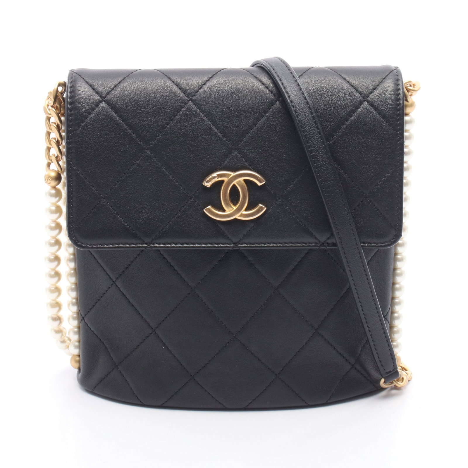 Chanel Pearl Chain Shoulder Bag: Black leather shoulder bag with faux pearl strap.