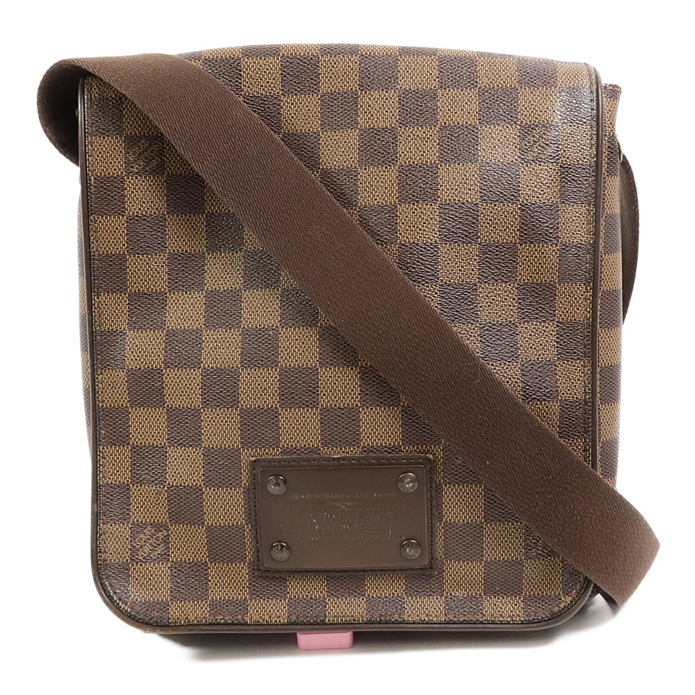 Louis Vuitton Brooklyn PM Damier: Brooklyn PM shoulder messenger bag in brown Damier canvas. Size 22 x 26 x 7 cm.