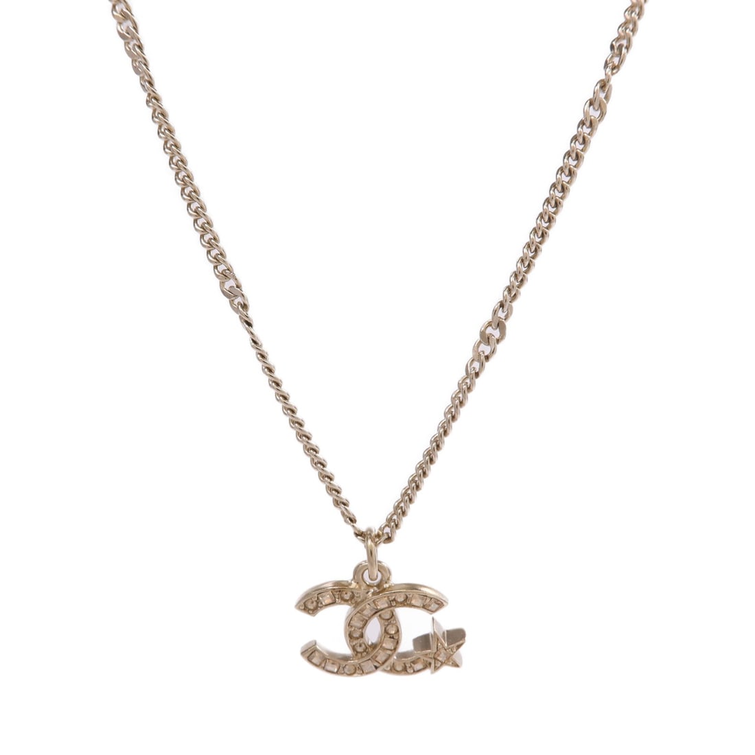 Chanel CC Metal Gold Necklace: CC necklace in gold tone metal.