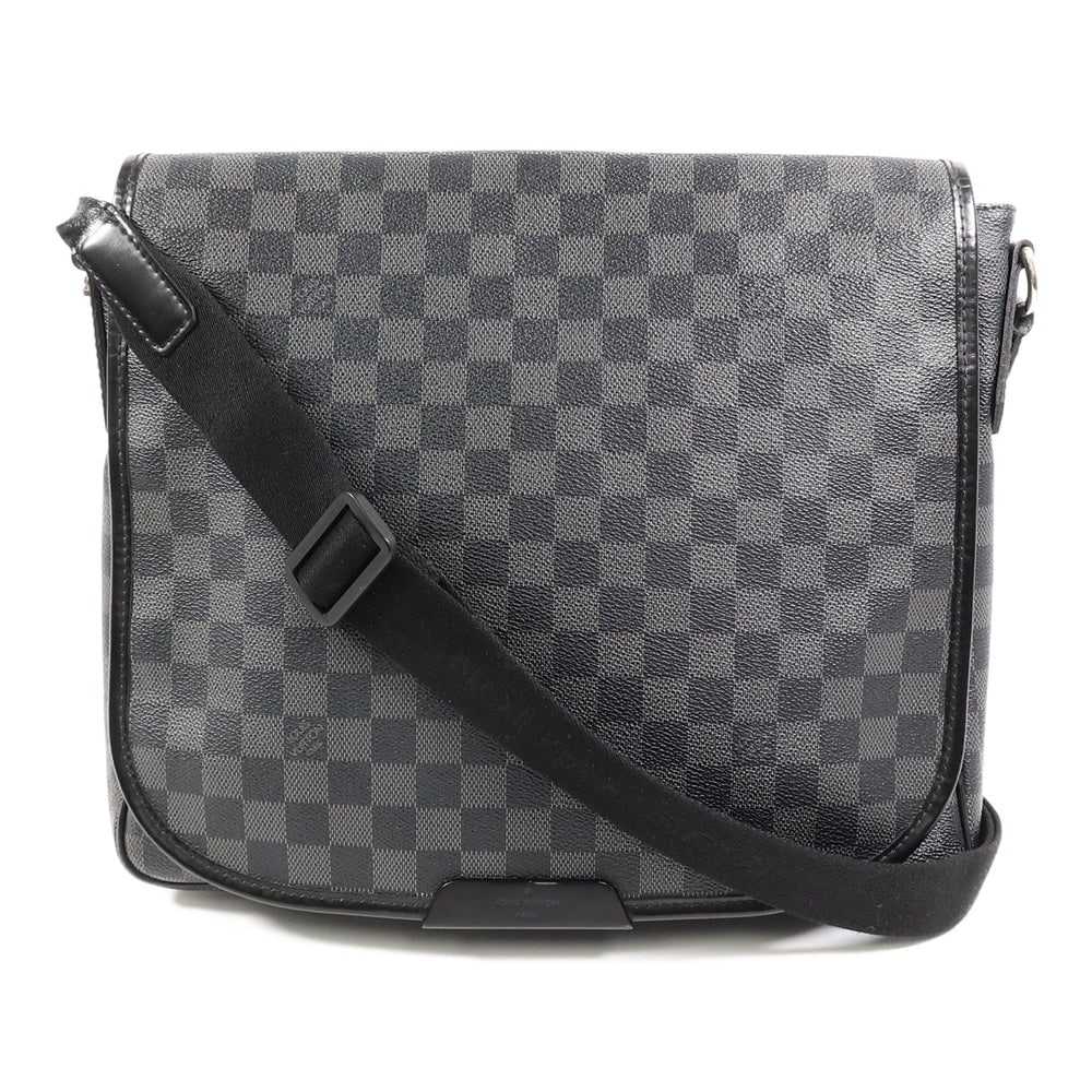 Louis Vuitton Daniel MM Graphite: Daniel MM shoulder bag N58029 in black Damier Graphite canvas. Size 34 x 28 x 7.5 cm.