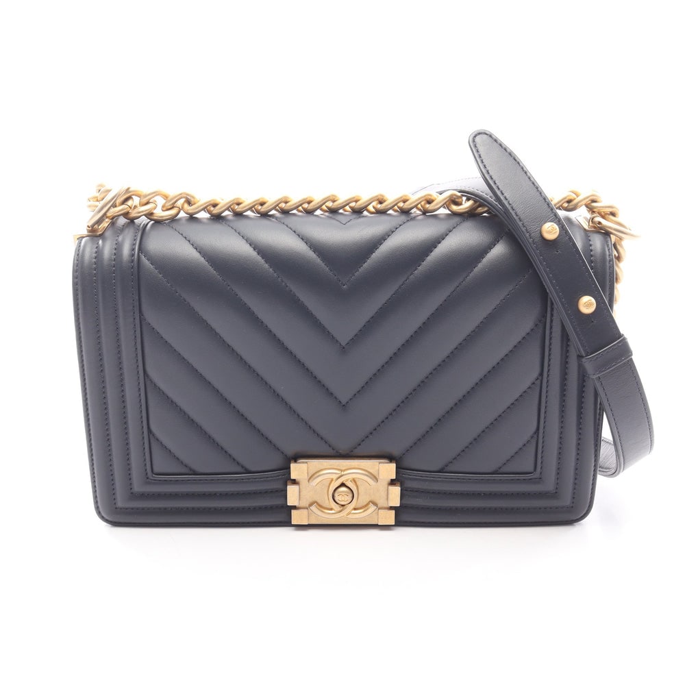 Chanel Boy Chain Bag Navy: Navy leather Boy Chanel chain shoulder bag with gold-tone hardware.