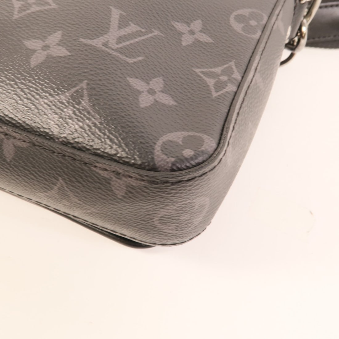 Louis Vuitton Trio Messenger - 12