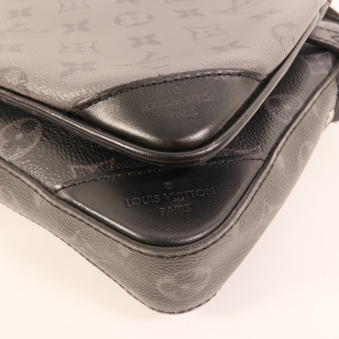 Louis Vuitton Trio Messenger - 13