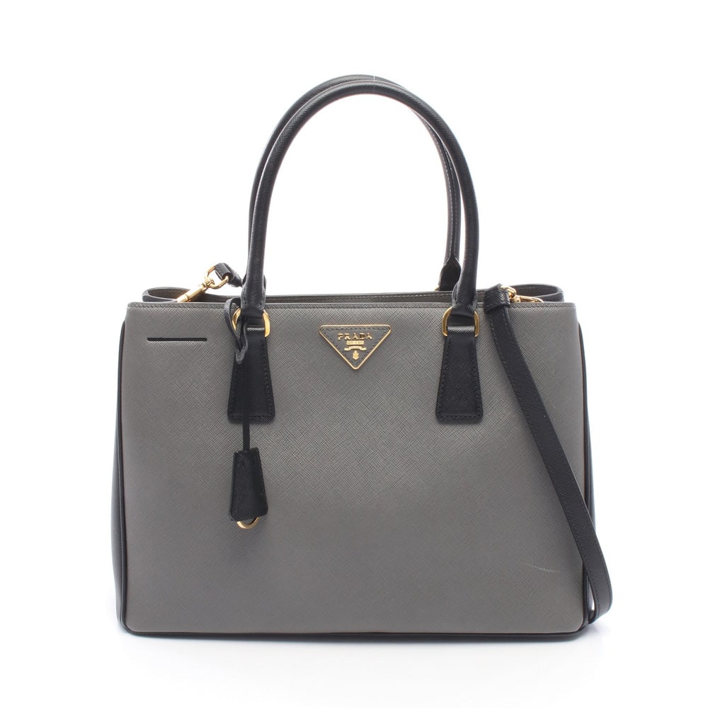 Prada Galleria 2 Way Gray Black: Saffiano Lux Galleria 2 way handbag 1BA874 in gray and black leather. Includes shoulder strap, crochet, and guarantee card. Size 33 x 23 x 14.5 cm.