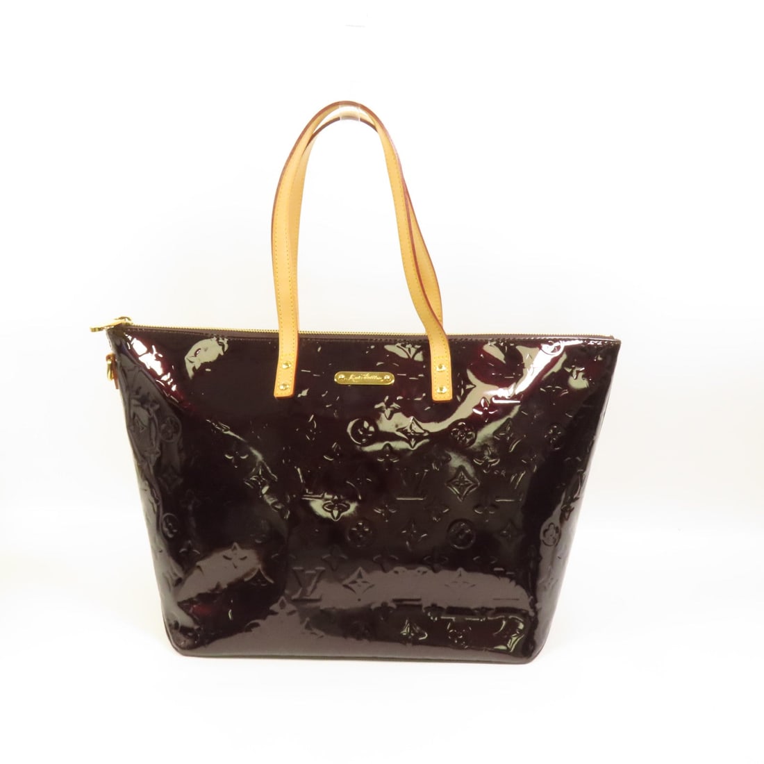 Louis Vuitton Bellevue GM Purple: Bellevue GM shoulder bag in purple red Monogram Vernis patent leather. Size 28.5 to 46 x 28 x 19 cm.