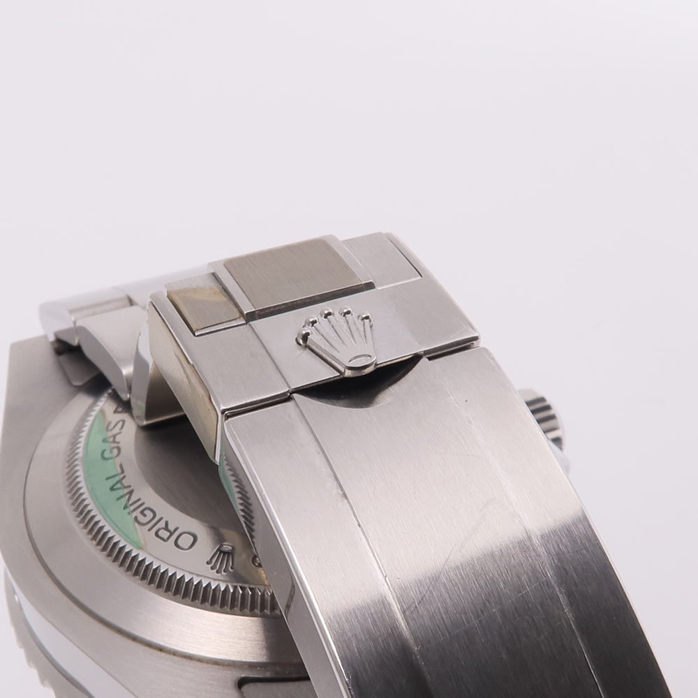 Rolex Sea-Dweller 116600 Auto: Black automatic watch in stainless steel. Includes storage box, guarantee, case, and piece. 40mm case, max wrist 16cm.