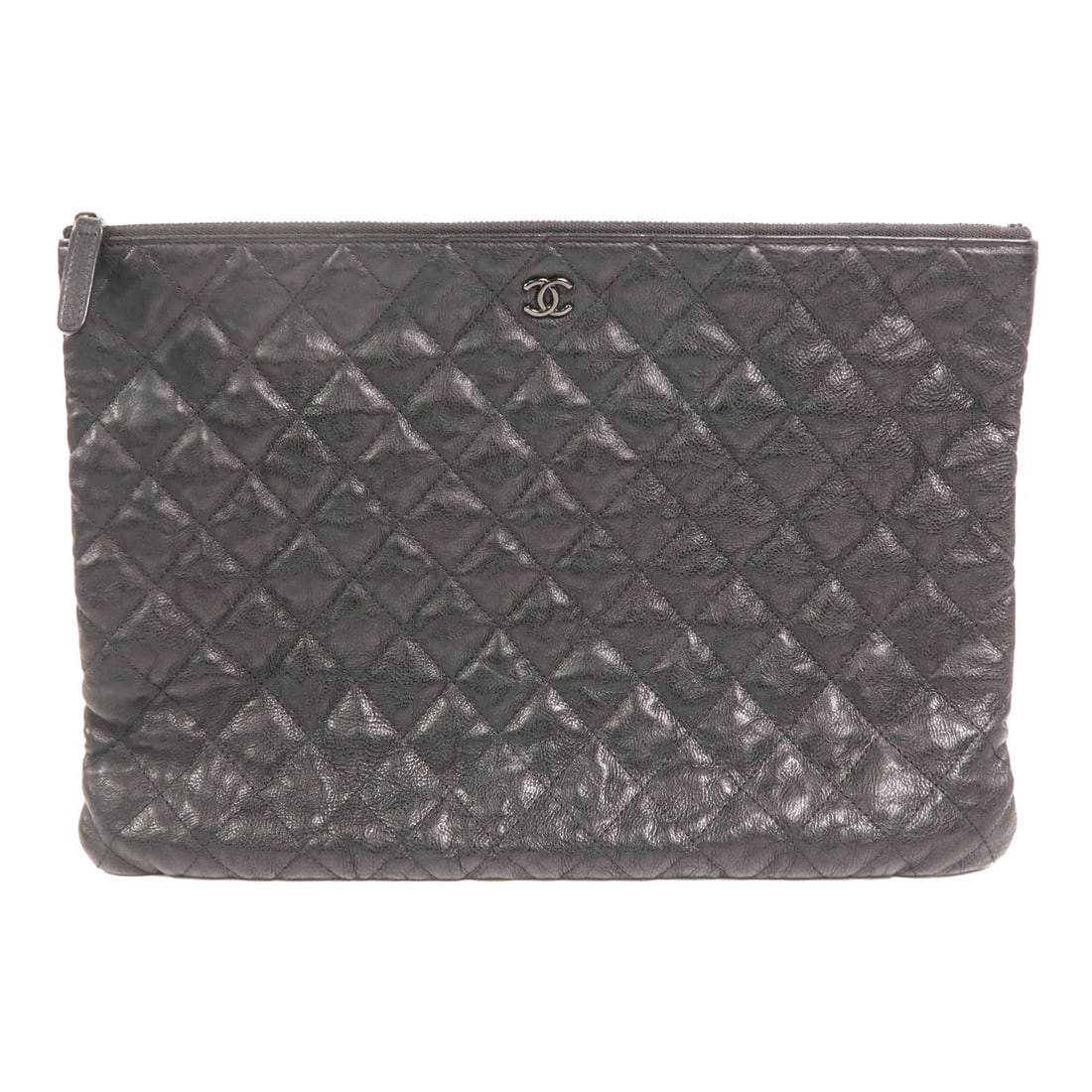 Chanel Clutch A82552 Black: Clutch bag A82552 in black calfskin. Includes storage bags, hologram sticker, and guarantee. Size 34 x 23 x 1 cm.