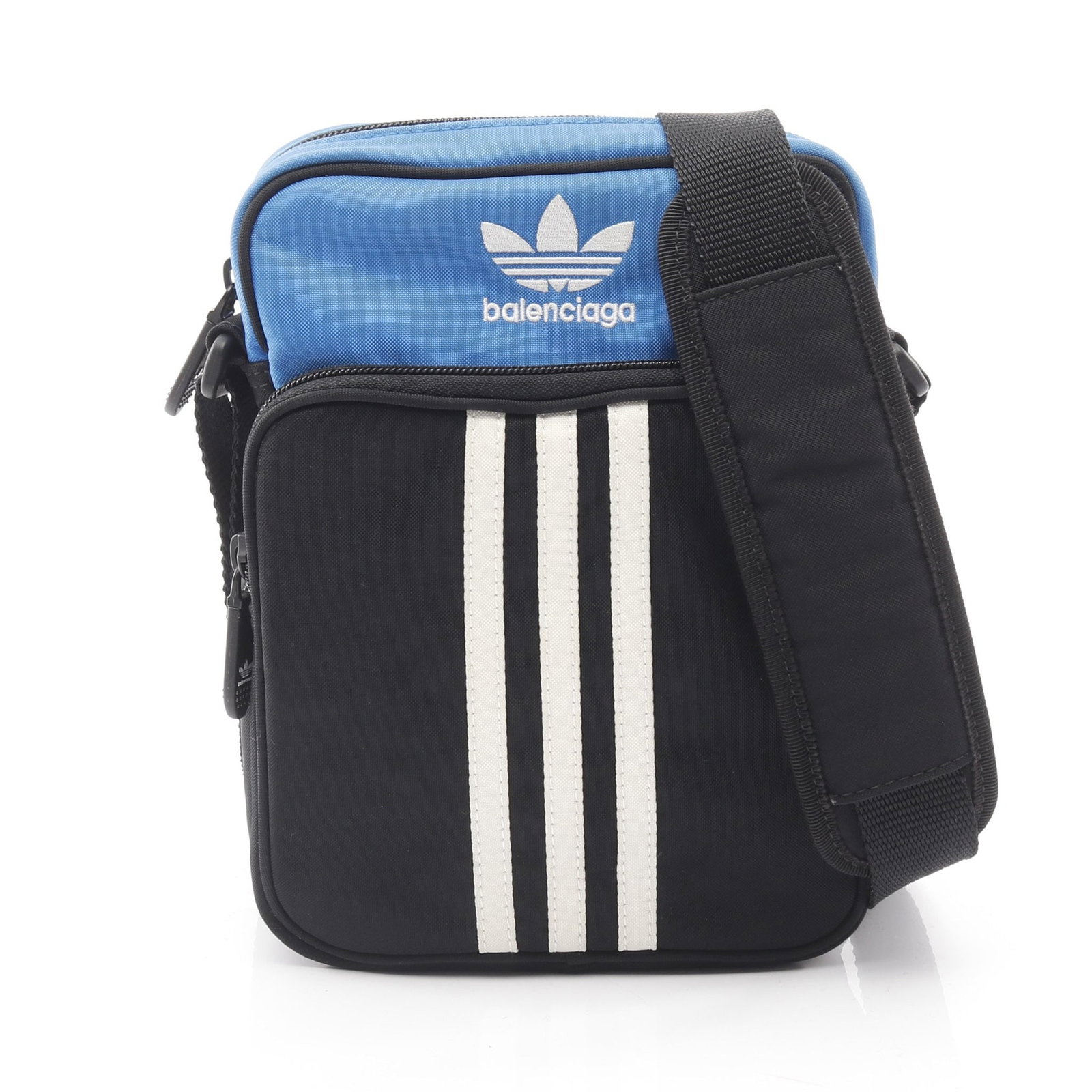 Balenciaga Adidas Shoulder Bag: Black and blue Balenciaga x adidas shoulder bag 725437 in canvas; 16.5 x 22 x 4 cm.