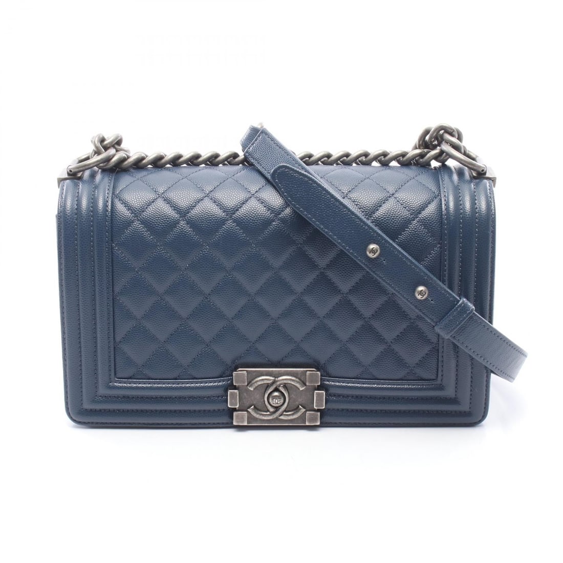 Chanel Boy Chain Bag Navy: Boy Chanel chain shoulder bag A67086 in navy caviar skin with silver hardware; includes serial seal and guarantee card; 25 x 14.5 x 7 cm.