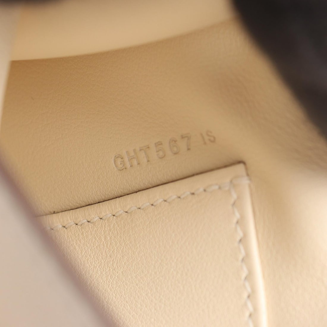 Hermes Pochette Kelly Nata: Pochette Kelly Mini handbag in Nata Veau Swift with silver hardware; 21.5 x 12 x 7 cm.