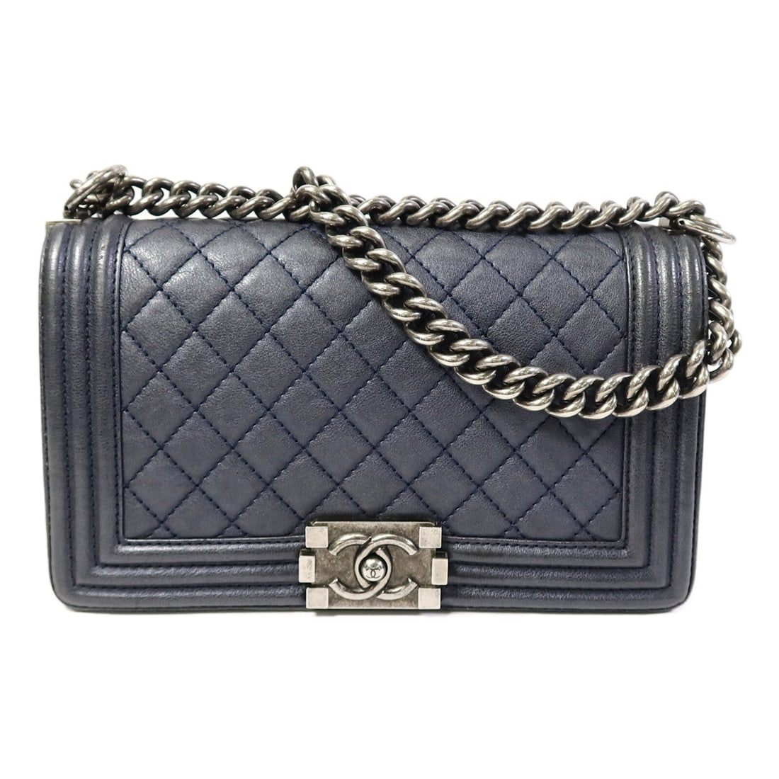 Chanel Boy 25 Navy Blue: Boy 25 chain shoulder handbag A67086 in navy calfskin; includes storage bags, hologram sticker, and guarantee; 25 x 14.5 x 8 cm.