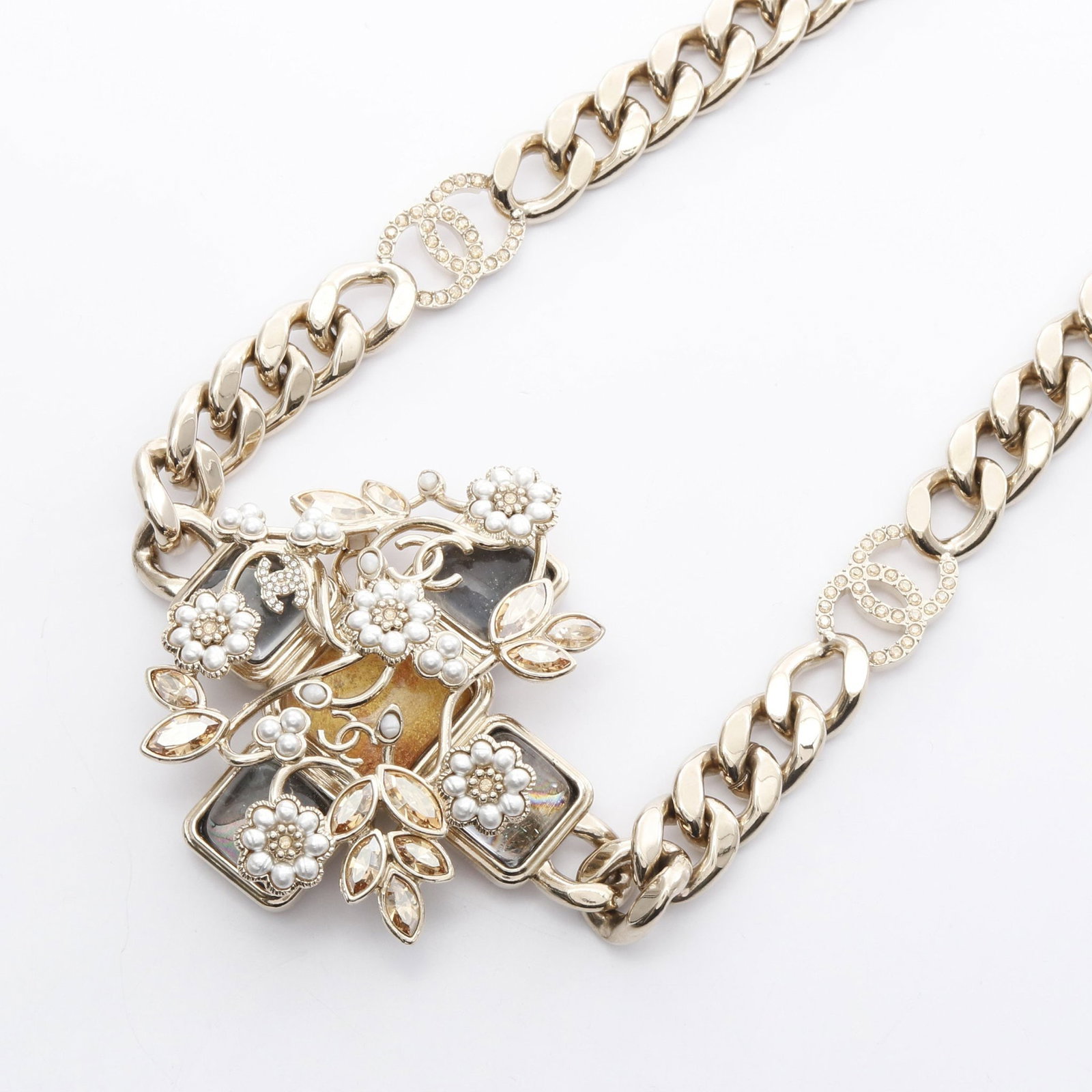 Chanel Pearl Rhinestone Gold: Necklace in gold tone with fake pearl and rhinestones.