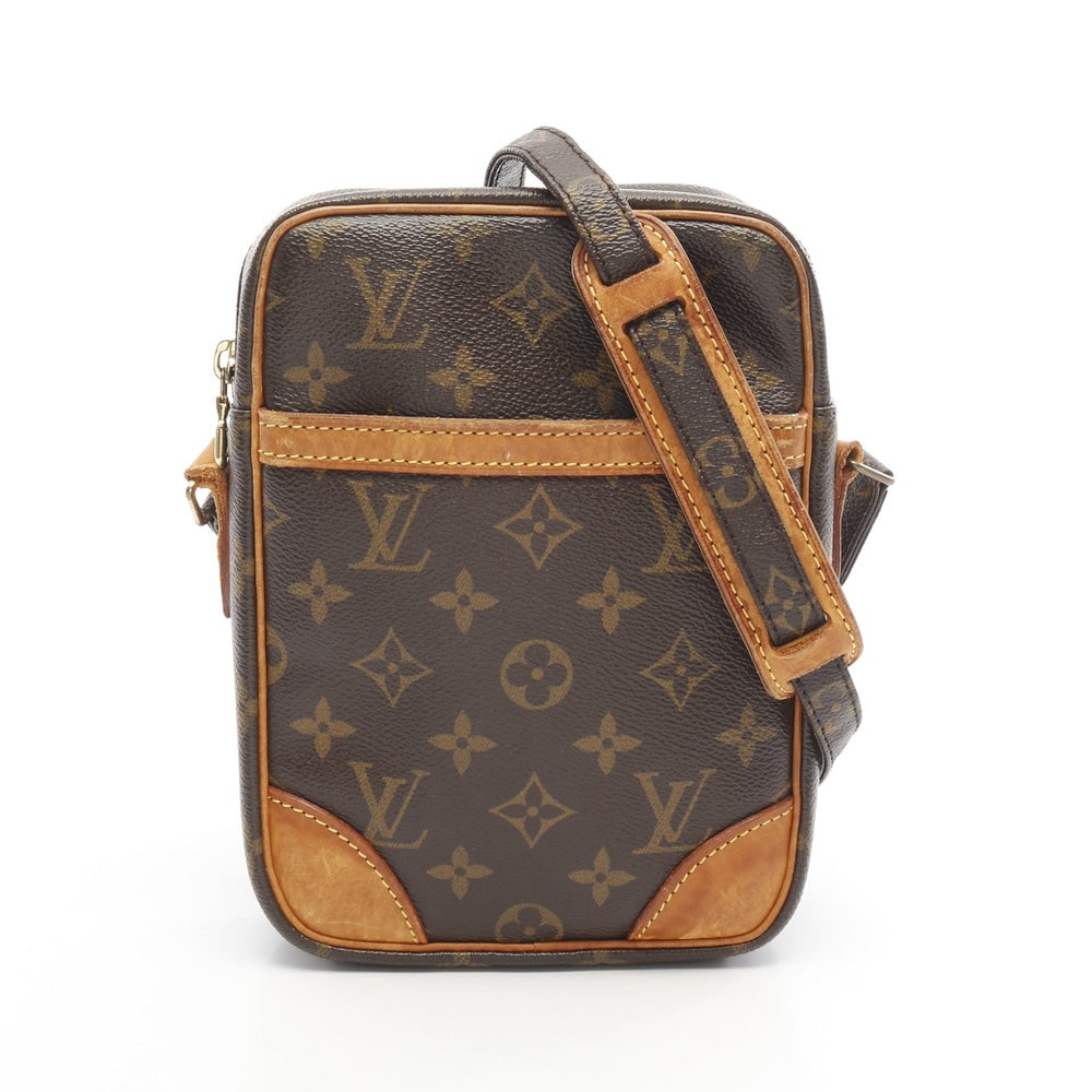 Lv Danube Monogram Brown: Louis Vuitton Danube Monogram Shoulder Bag. Color: Brown. Material: Pvc Leather. Size: 15 X 21 X 4.5 Cm. Strap: 114-132 Cm.