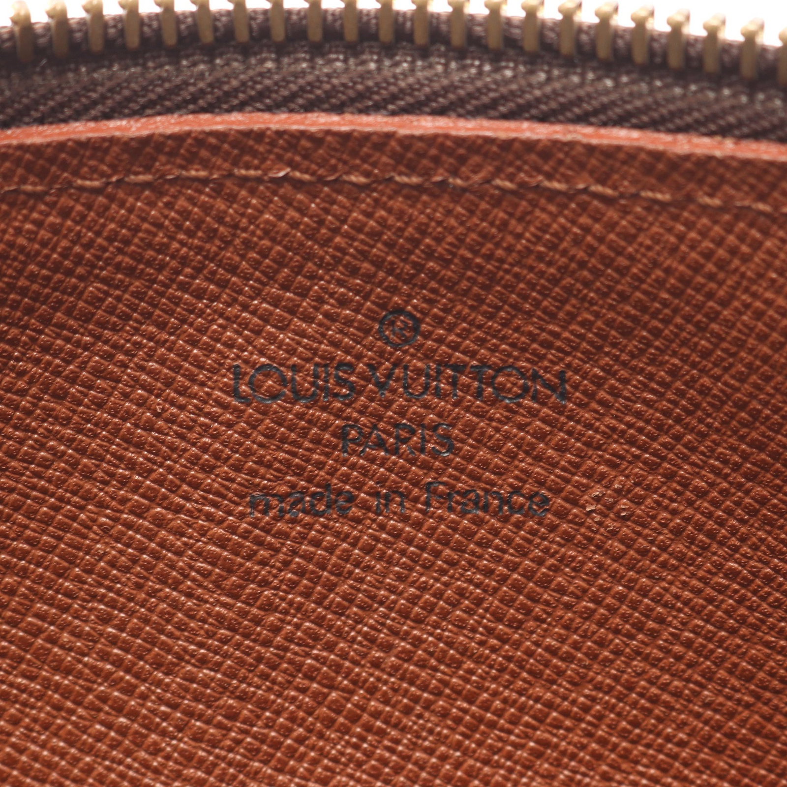 LV Papillon 26 Monogram Handbag: Authentic and authenticated Louis Vuitton Papillon 26 Monogram old model handbag in brown PVC and leather. Model M51366, product no. NO0945. Approx. 13H x 26W x 13D cm with 40 cm handle.