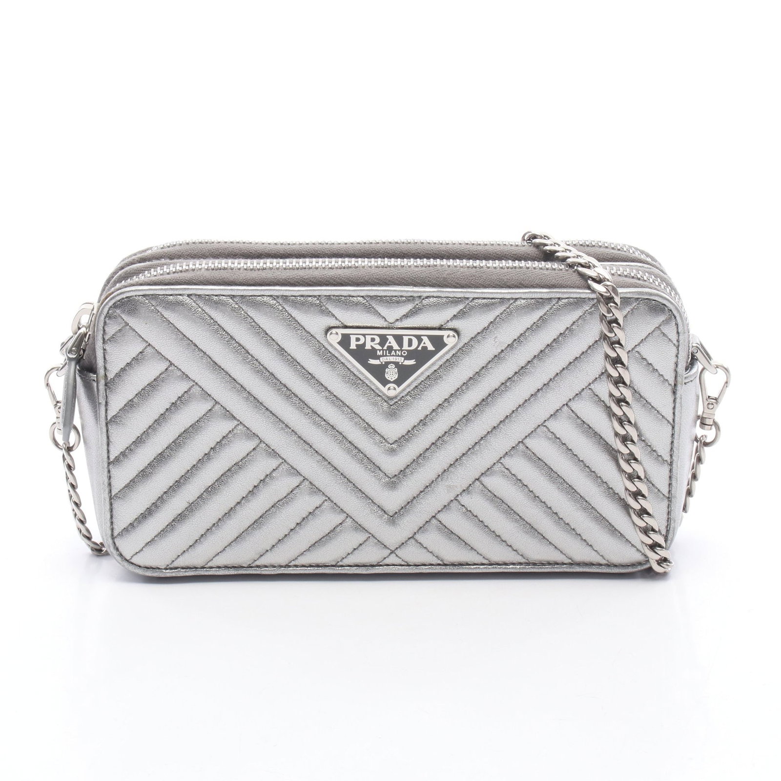 Prada Chain Shoulder Silver: Chain shoulder bag 1DH010 in silver leather. Size 19 x 10 x 4.5 cm.