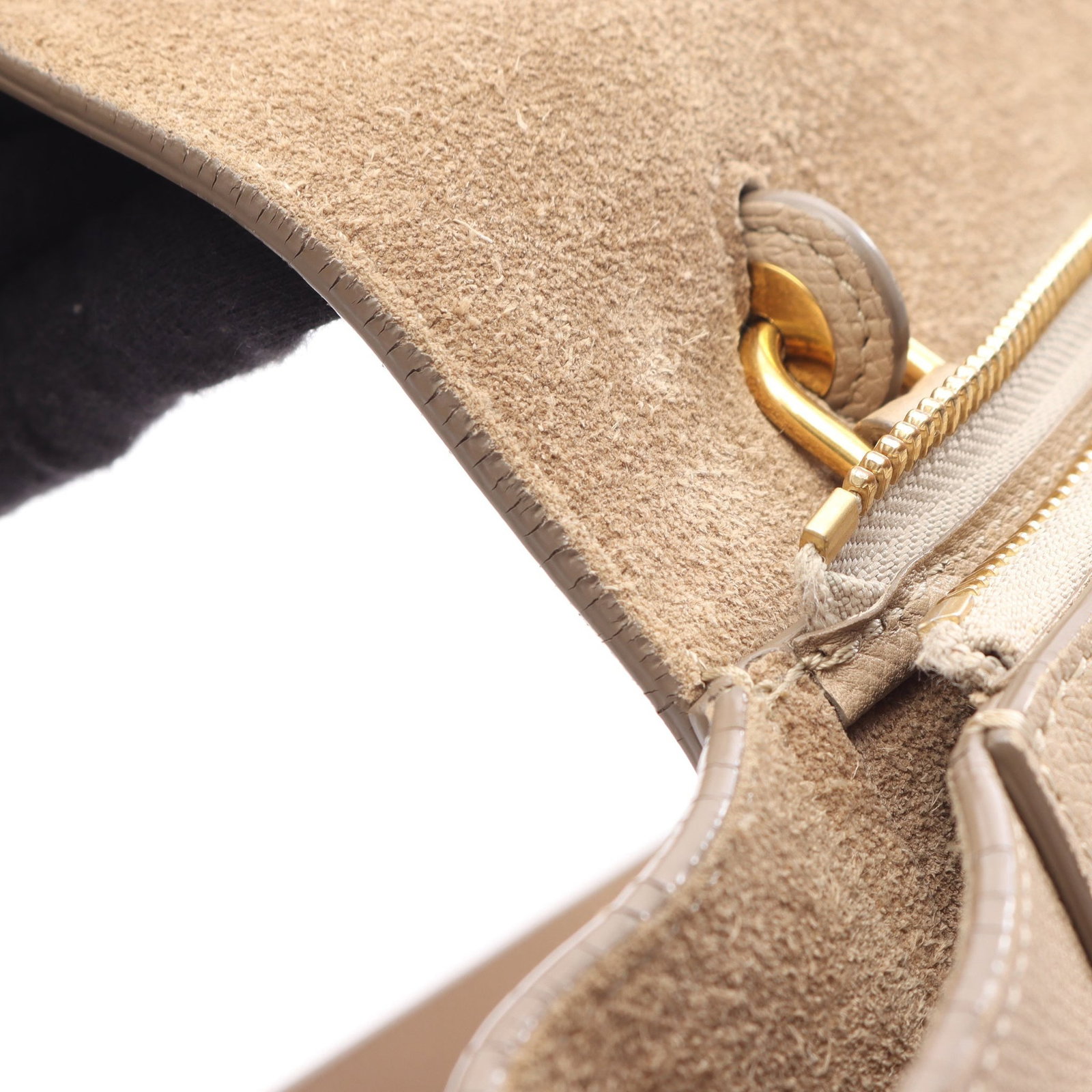 Celine Belt Bag Micro Beige: Authentic and authenticated Celine Belt Bag Micro 2WAY handbag in beige leather. Model 189153. Approx. 21H x 33/24W x 13D cm with 25 cm handle and 111 cm shoulder strap.