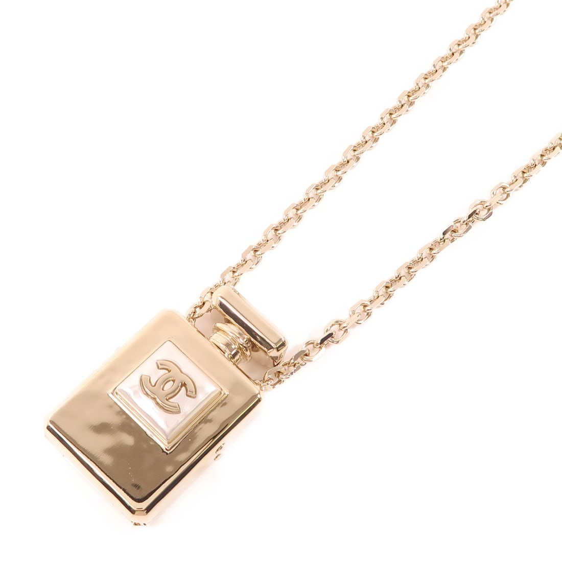 Chanel CC Metal Necklace: Chanel CC necklace in metal, gold. Listed price 152,580.00. Real and authenticated.